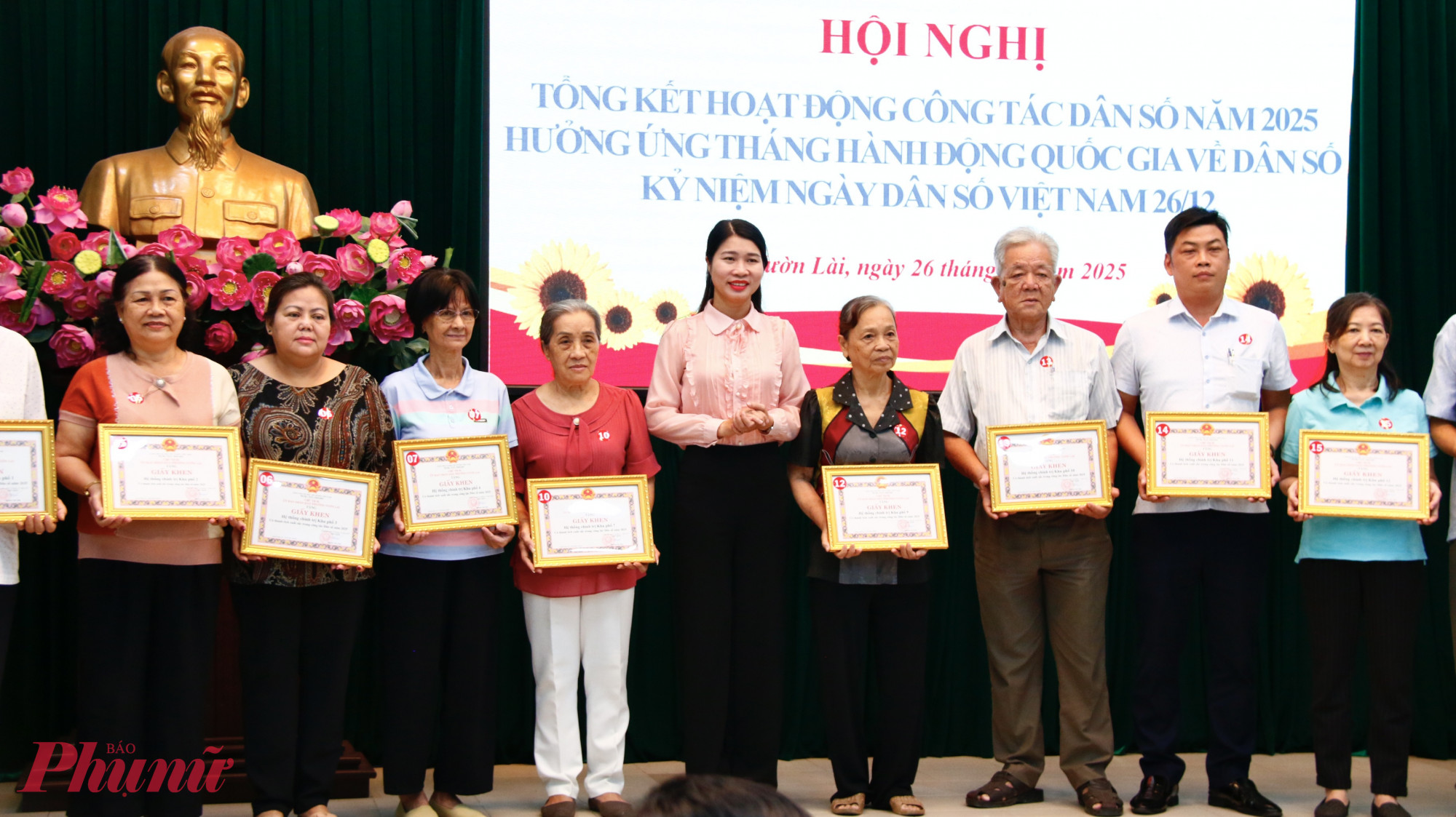  Ban chỉ đạo công tác Dân số và Phát triển phường Vườn Lài khen thưởng 40 tập thể và 40 cá nhân có thành tích xuất sắc trong công tác Dân số năm 2025