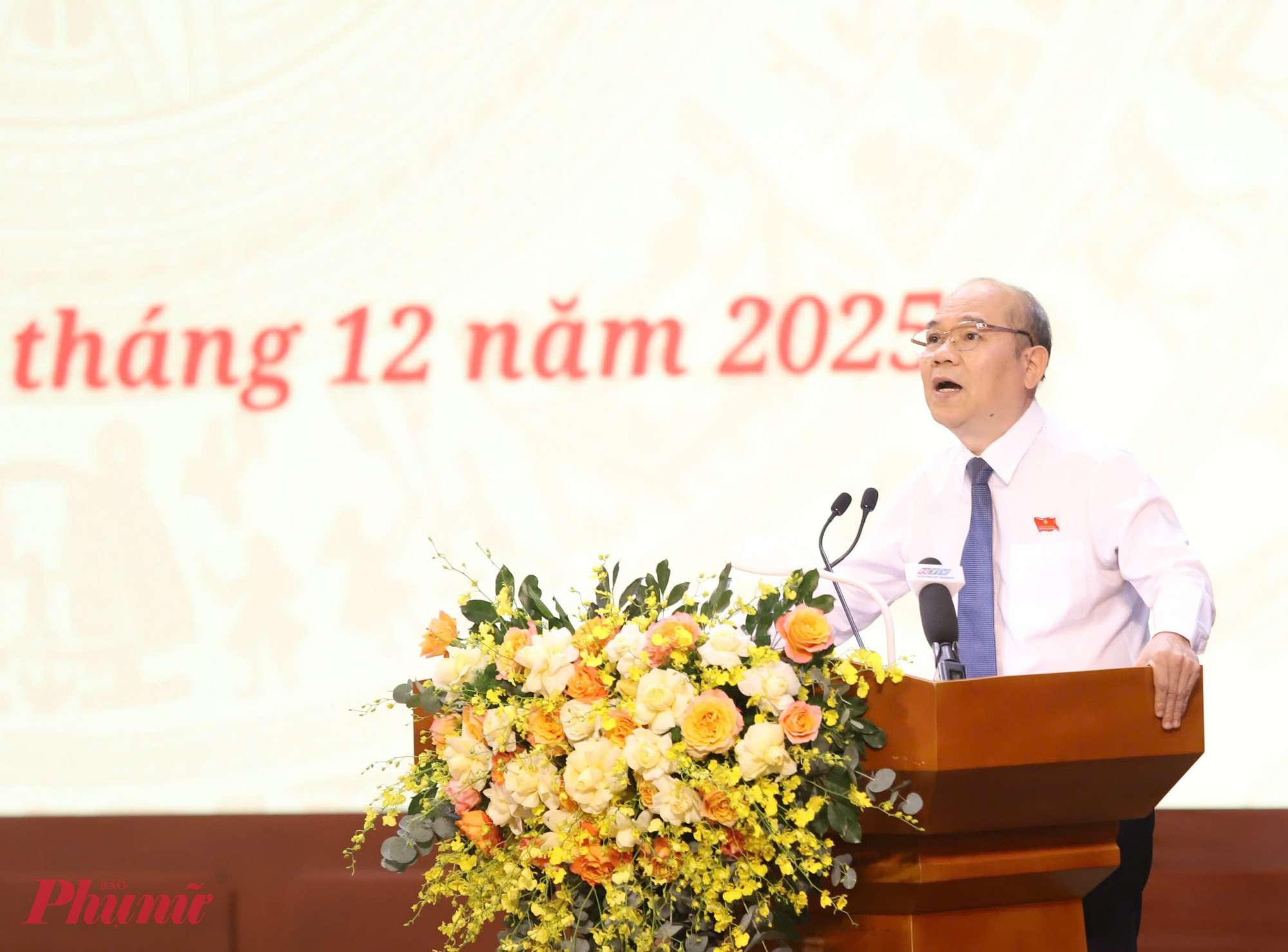 Ông Trần Văn Bảy - Phó chủ tịch UBND TPHCM trình bày tờ trình tại kỳ họp - Ảnh: Thanh Tâm