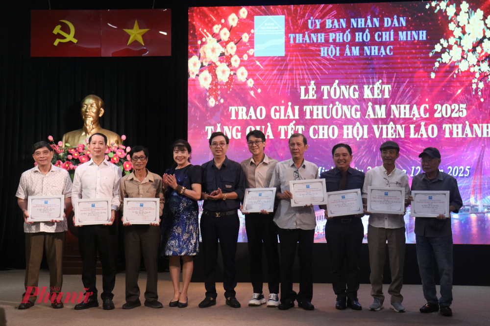 Nhạc sĩ Nguyễn Quang Vinh - Chủ tịch Hội và PGS, TS, Nhà giáo ưu tú Nguyễn Thị Mỹ Liêm - Phó Chủ tịch Hội trao tặng giấy khen cho thể loại Thiếu nhi - Tuổi hồng