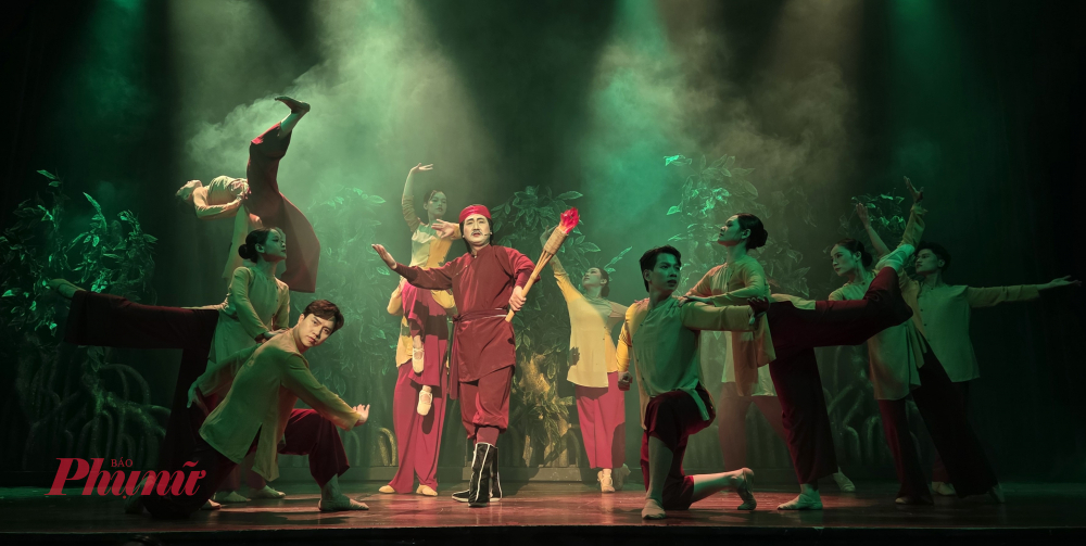 Quá trình khẩn hoang được tái hiện với âm nhạc, vũ đạo và nghệ thuật múa.