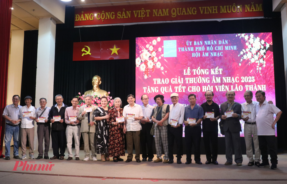 Hội Âm nhạc TPHCM tiếp tục phong trào chăm lo quà Tết cho hội viên lão thành