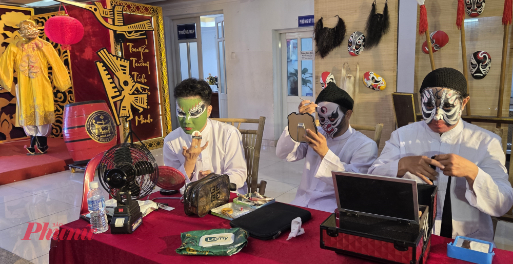 Trước khi vào xem hát, khán giả có thể 