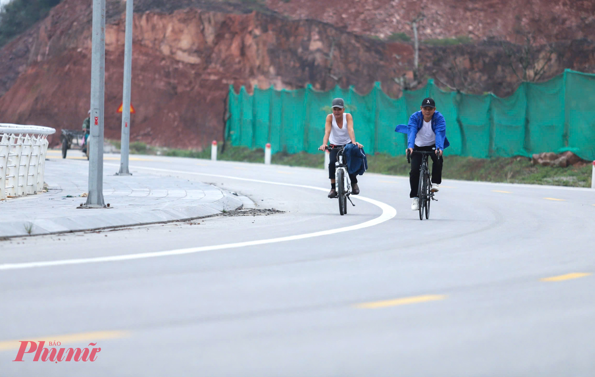 Cảnh quan đẹp, gió mát… nhiều đoạn đường ven biển trở thành nơi lý tưởng để người dân đạp xe thể dục, ngồi uống nước hóng mát xế chiều mỗi ngày.