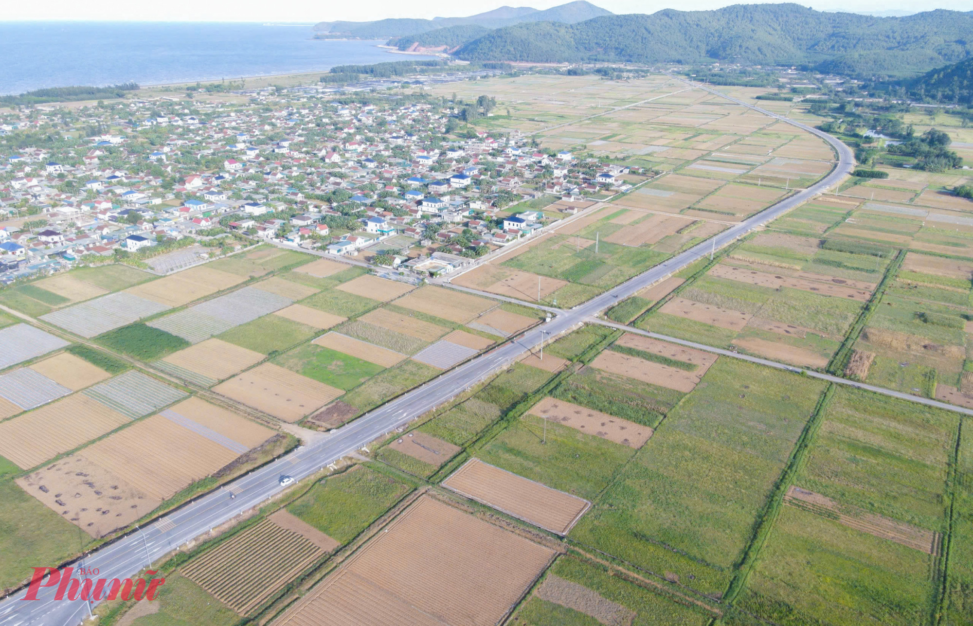 Ngoài bám biển, nhiều cung đường cũng đi qua những cánh đồng rộng lớn và các làng chài ven biển đông đúc. 