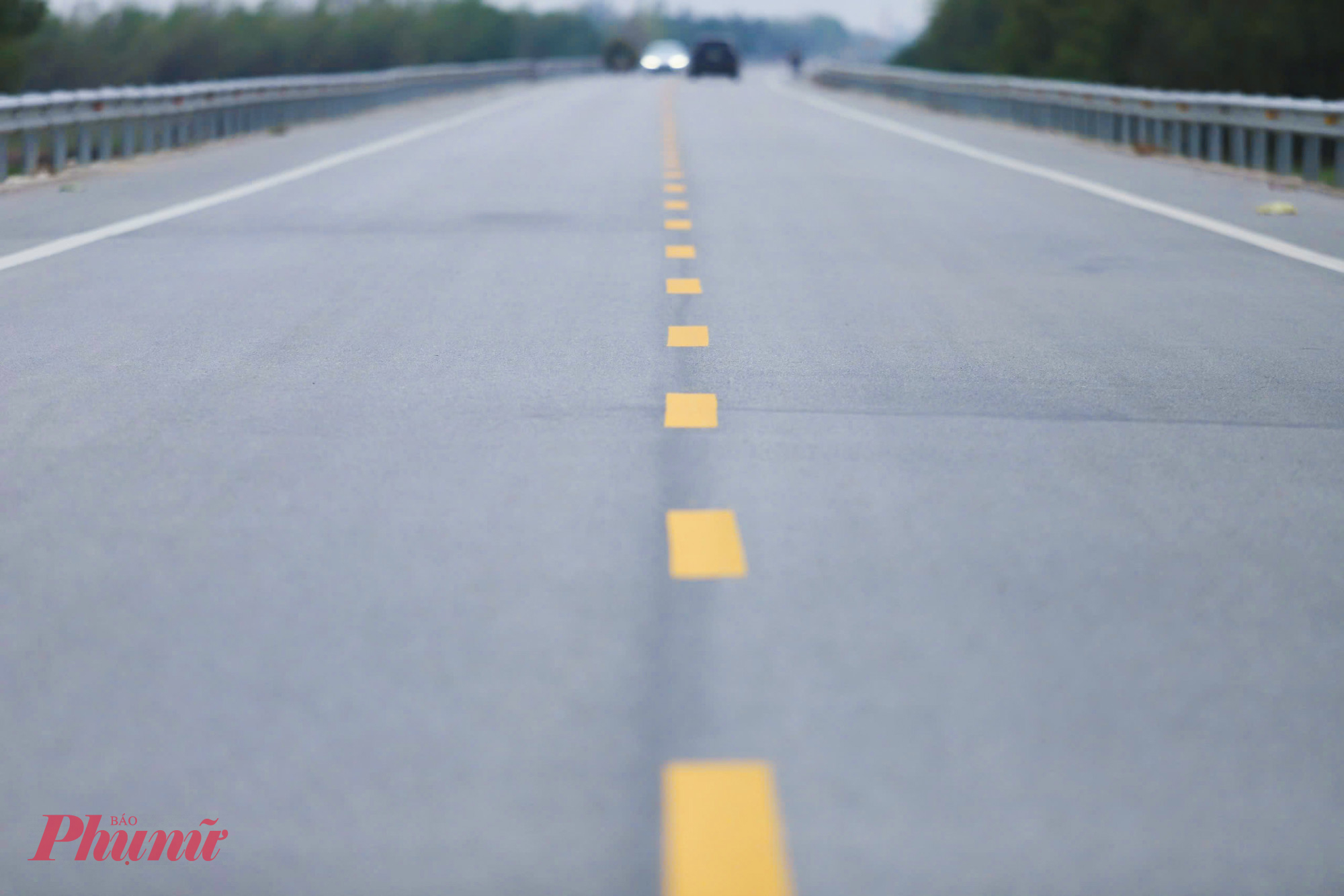 Đây là dự án giao thông trọng điểm quốc gia, được thiết kế theo tiêu chuẩn cấp III đồng bằng, nền đường rộng 12m, mặt đường 11m. Sau nhiều năm thi công, đến nay dự án đã đạt tiến độ 96%, dự kiến sẽ hoàn thành và đưa vào sử dụng từ đầu năm 2026. 