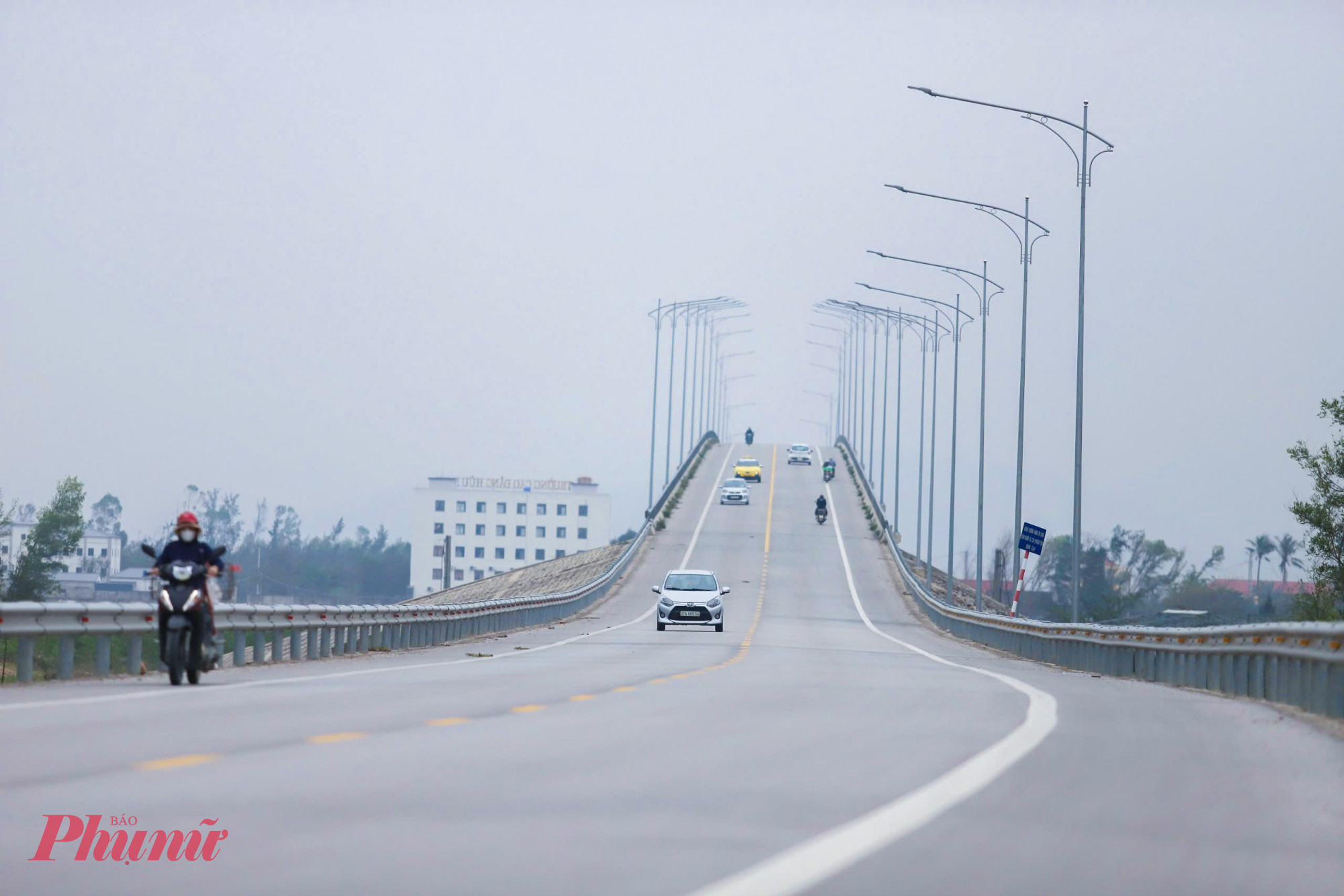 Toàn tuyến có 8 cây cầu bắc qua các cửa sông, cửa lạch. Trong đó có 5 cầu lớn là Hoàng Mai, Lạch Quèn, Cửa Thơi, Lạch Vạn, Nghi Quang và 3 cầu nhỏ Tân Long, kênh Nhà Lê, Nghi Tân.