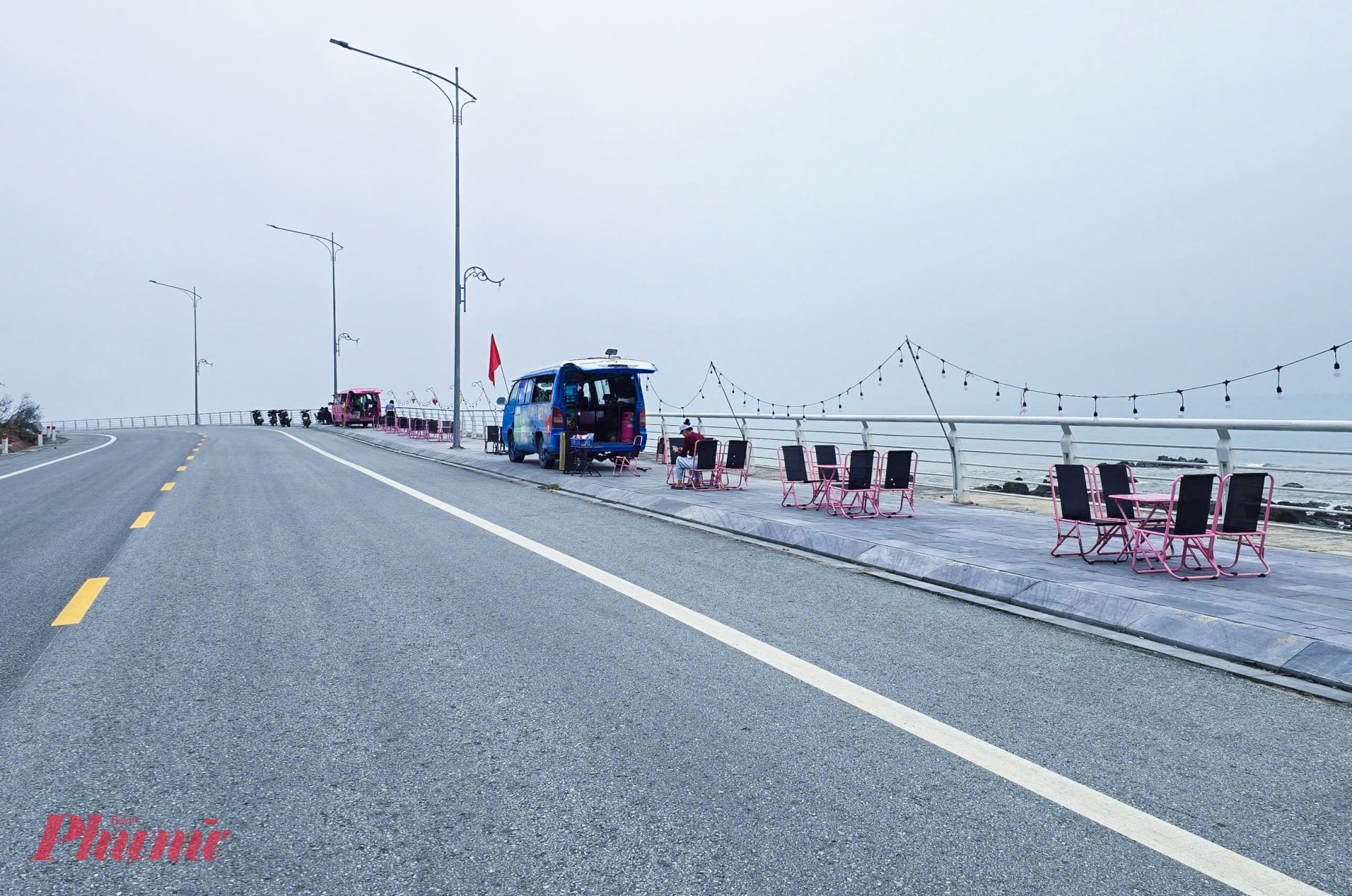 Đây cũng là một trong những đoạn có cảnh quan đẹp nhất toàn tuyến đường ven biển Nghệ An. Tận dụng vỉa hè bên bãi biển, một số người dân mang cà phê, nước giải khát, đồ ăn vặt ra bán vào cuối buổi chiều, thu hút nhiều bạn trẻ tới chơi, ngắm cảnh.