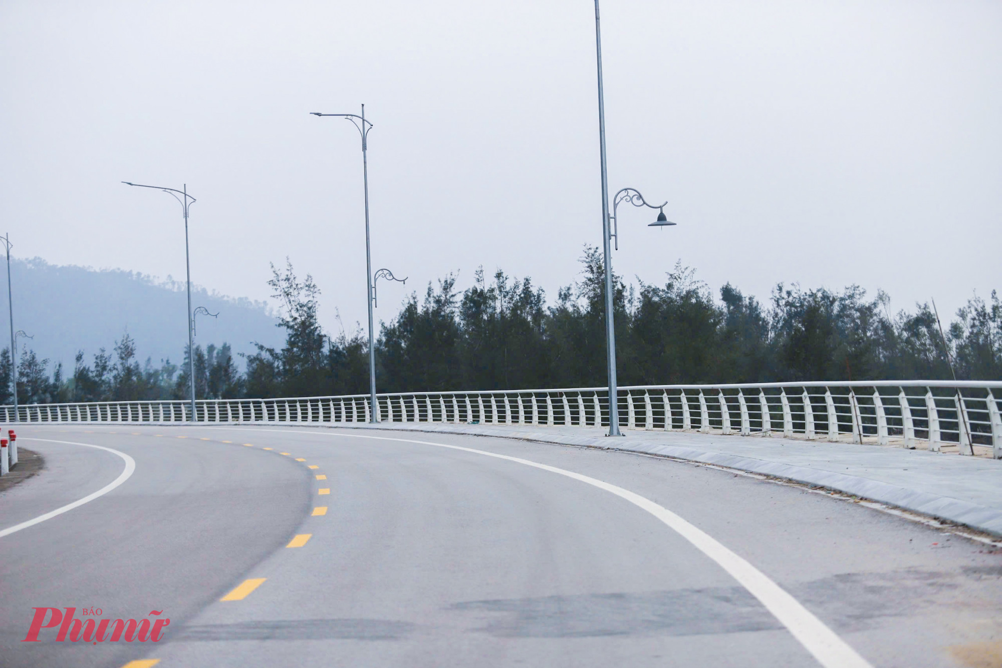 Ở những khu dân cư tấp nập được lắp thêm đèn đường kéo dài 1-2km.