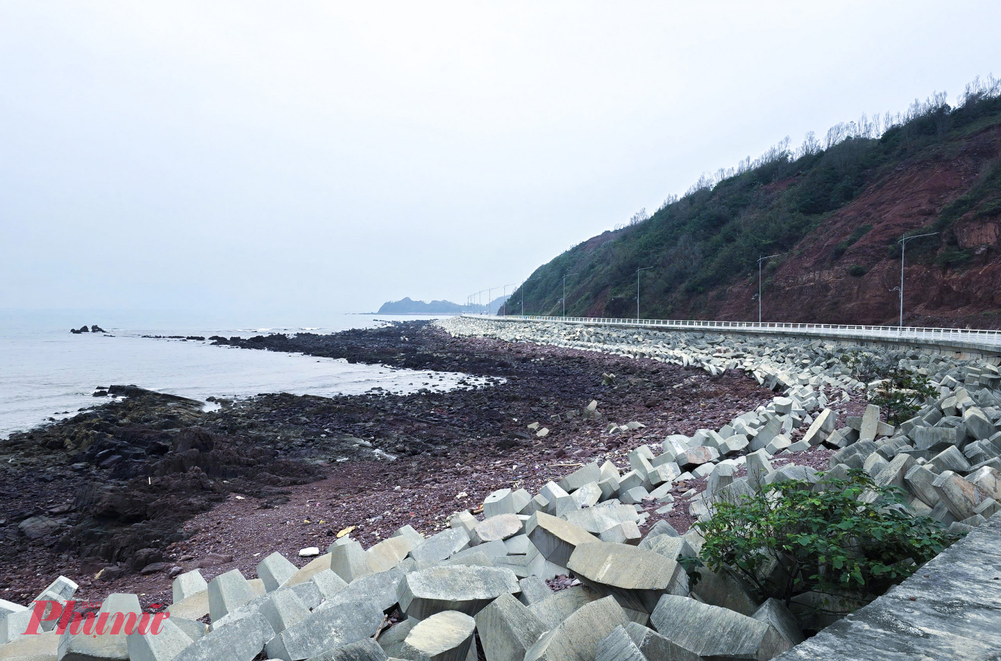 Một số đoạn bám biển thuộc xã Hải Lộc được lắp hàng rào sắt tạo cảnh quan và xây thêm kè chắn sóng.