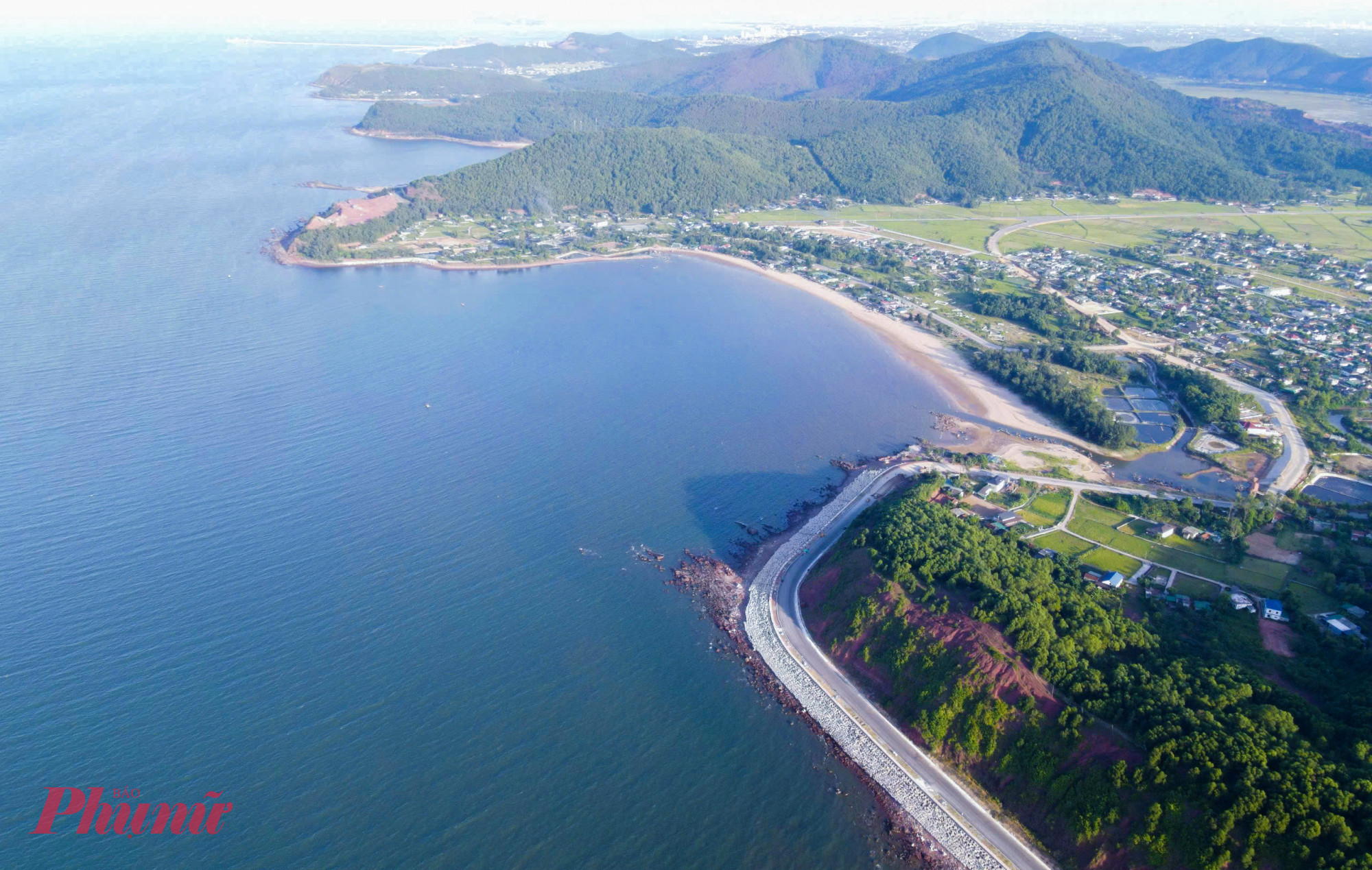 Dự án đường ven biển Nghệ An có tổng mức đầu tư hơn 4.600 tỉ đồng, được khởi công từ đầu năm 2022. Tuyến đường ven biển này dài hơn 64km, bắt đầu từ Nghi Sơn (tỉnh Thanh Hóa), đi qua nhiều địa phương giàu tiềm năng về kinh tế biển, du lịch và dịch vụ ven biển tỉnh Nghệ An và kết thúc ở cầu Cửa Hội (phường Cửa Lò).