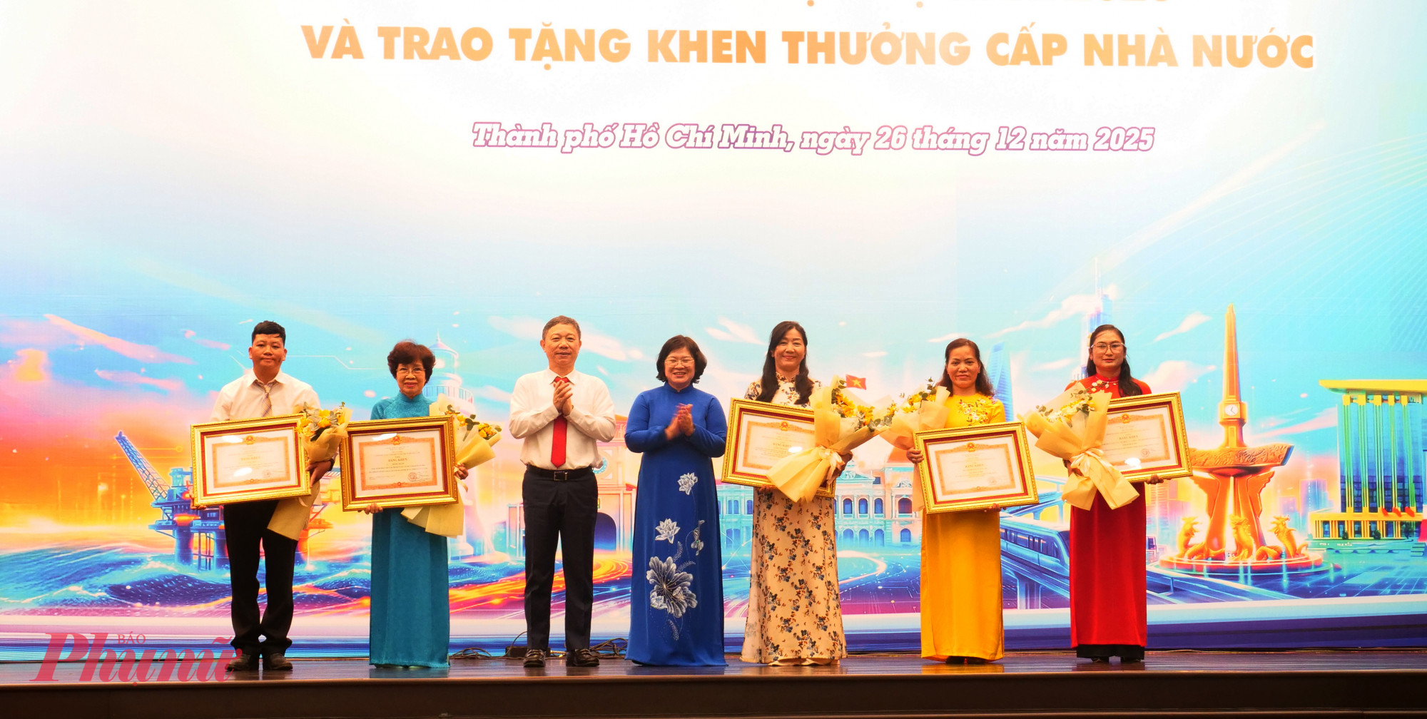 Phó Bí thư Thành ủy TPHCM Văn Thị Bạch Tuyết và Trưởng Ban Tuyên giáo và Dân vận Thành ủy TPHCM Dương Anh Đức