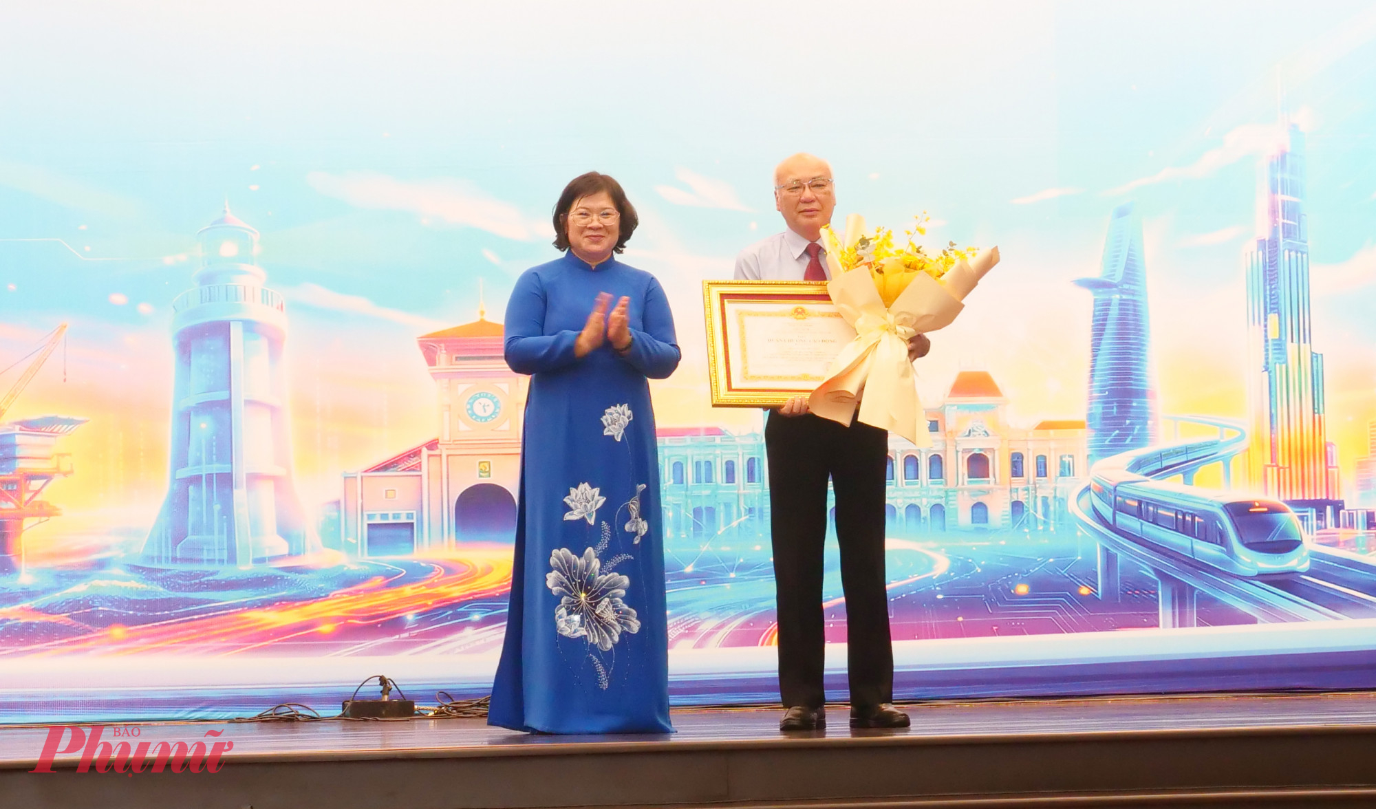 Bà Văn Thị Bạch Tuyết - Phó Bí thư Thành ủy TPHCM - tặng Huân chương Hạng I cho ông Phan Nguyễn Như Khuê - nguyên 