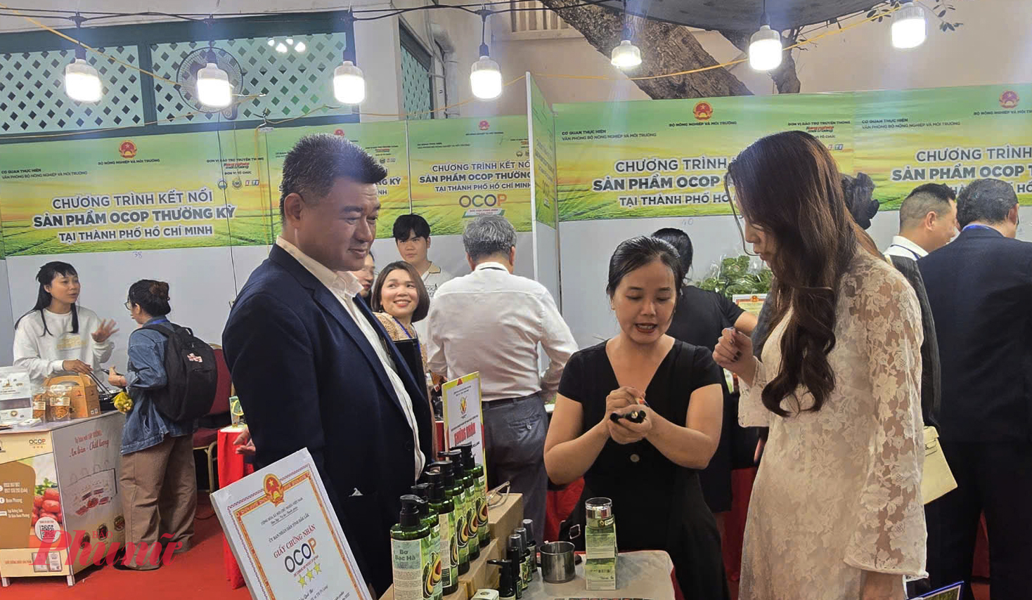 Đại biểu, người tiêu dùng tham quan, mua sắm sản phẩm OCOP tại Hội chợ - Ảnh: Trang Nguyễn 