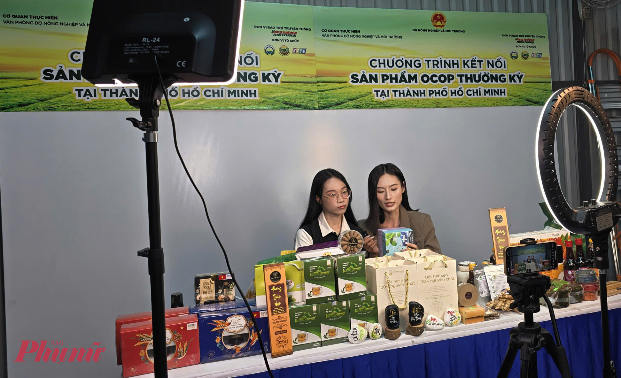 Hoạt động livestream bán hàng được tổ chức ngay tại Hội chợ - Ảnh: Trang Nguyễn 