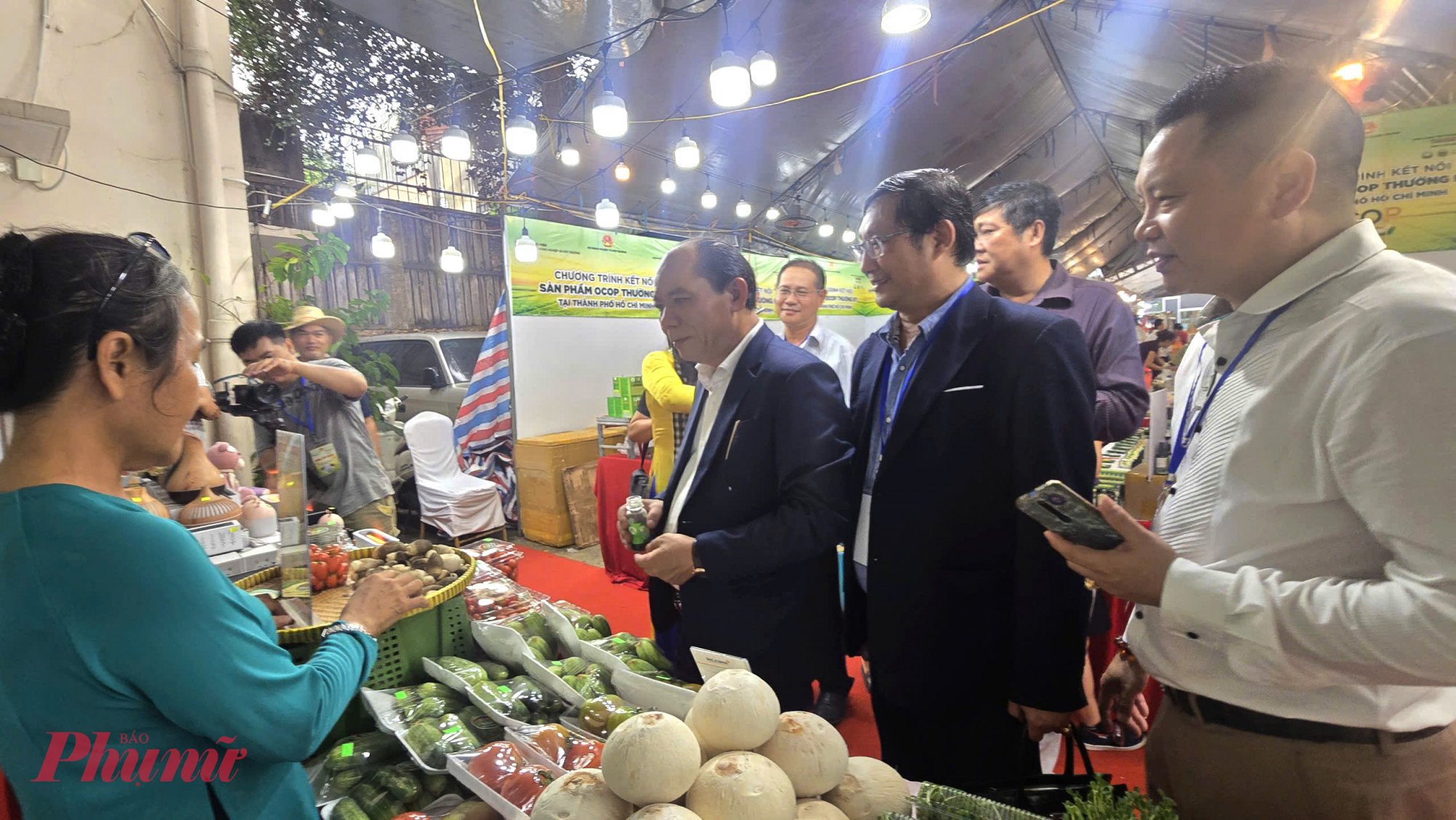 Đại biểu tham quan, mua sắm tại các gian hàng - Ảnh: Trang Nguyễn 