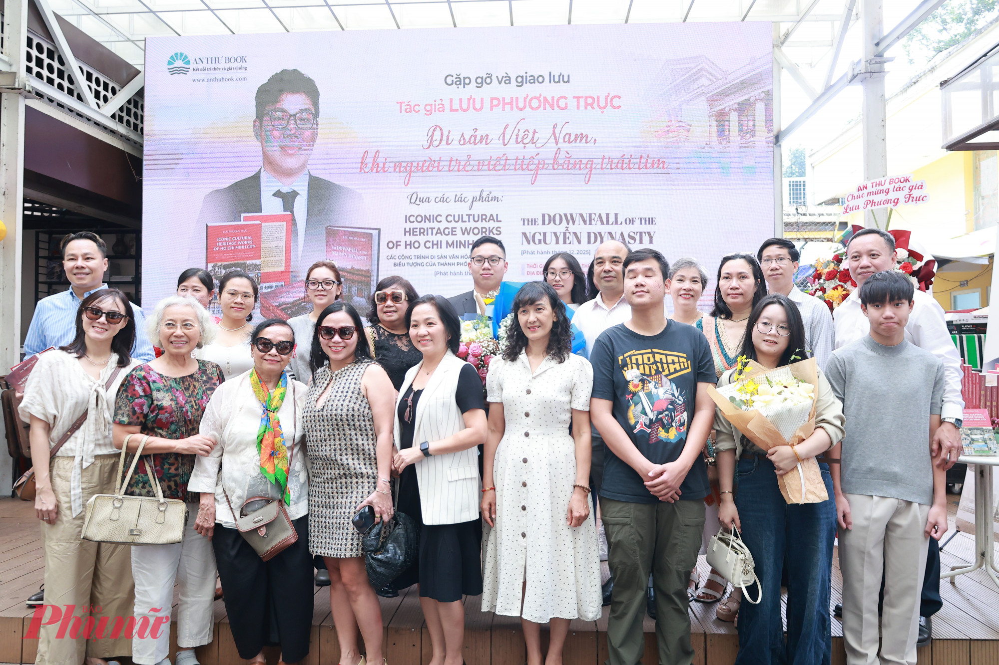 Gia đình, bạn bè đồng hành cùng tác giả trẻ trong lần đầu ra mắt tác phẩm