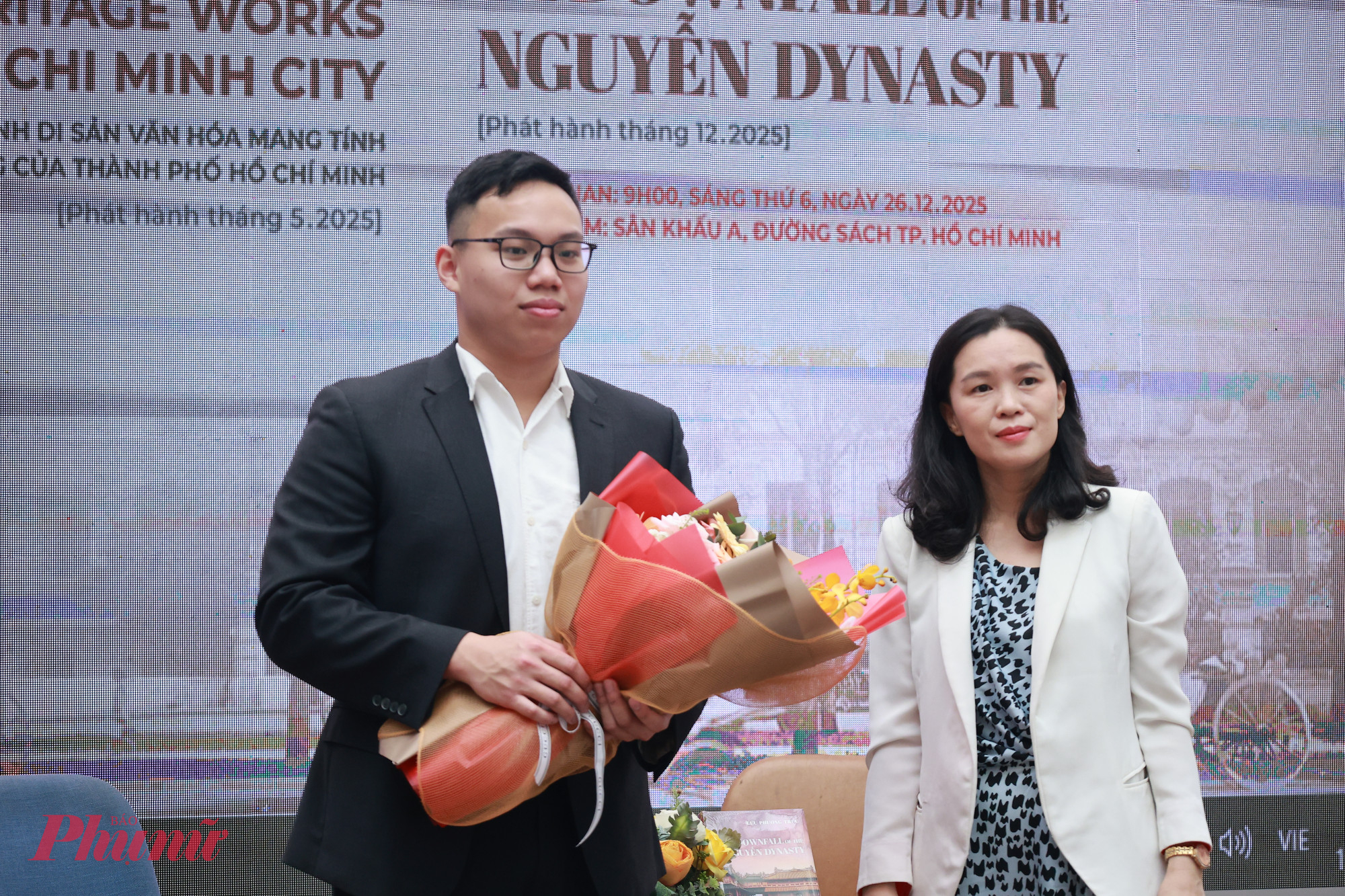 Tác giả Lưu Phương Trực nhận hoa chúc mừng từ đại diện An Thư Book