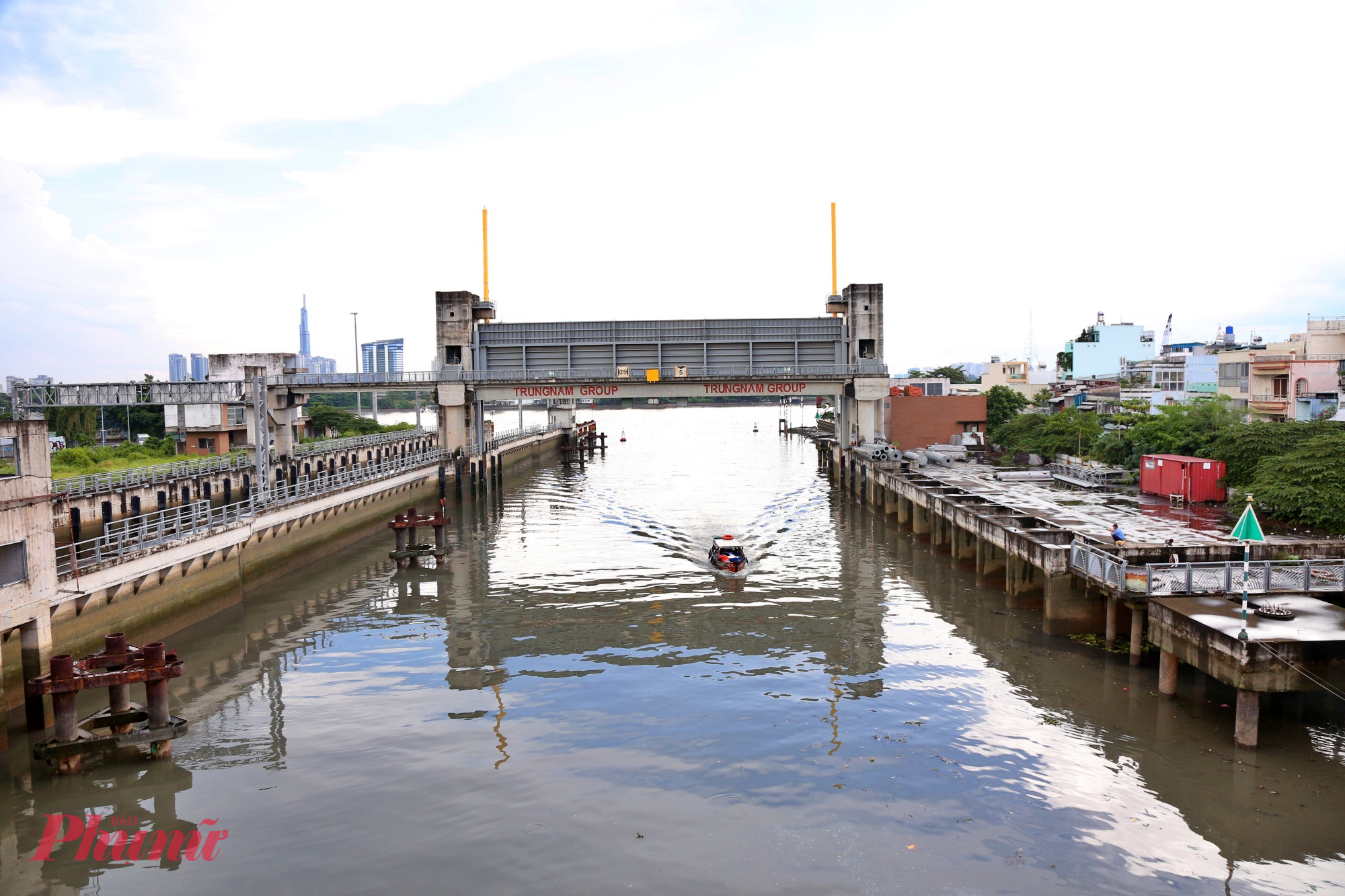 Dự án ngăn triều chống ngập trên các dòng kênh ở TPHCM vẫn đang đắp chiếu - Ảnh: Nguyễn Văn