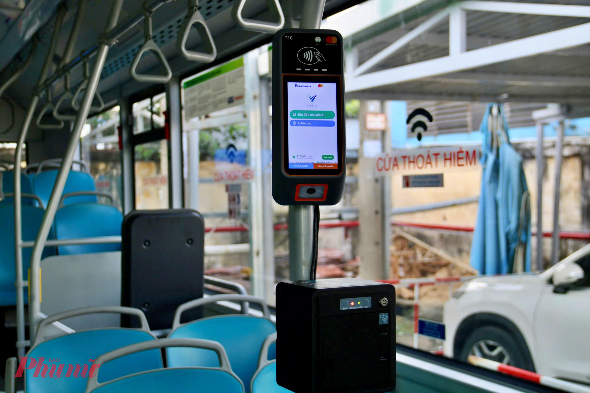 Bên trong xe buýt điện của tuyến số 33 và 150 - Ảnh: Nguyễn Văn 