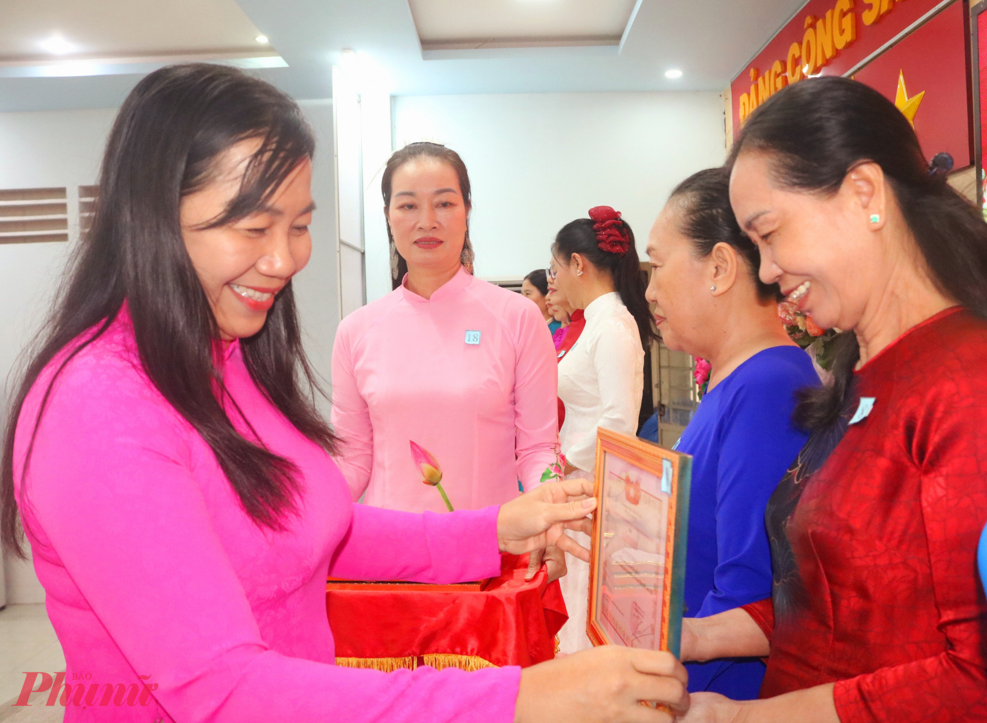 Bà Nguyễn Thị Kim Cúc – Chủ tịch Ủy ban MTTQ Việt Nam phường Trung Mỹ Tây – trao giấy khen đến các cá nhân tiêu biểu - Ảnh: Mẫn Nhi