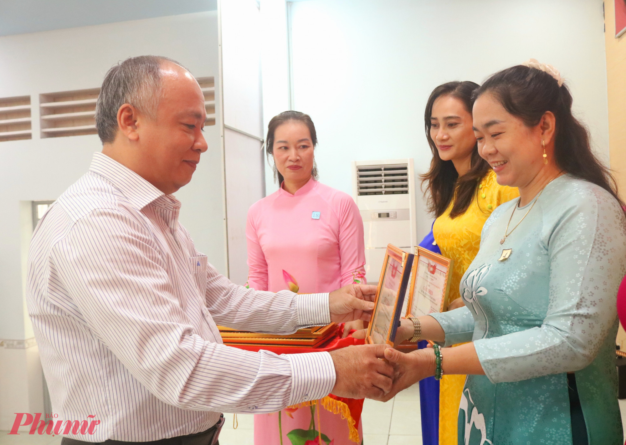 Ông Lê Văn Cường – Phó bí thư thường trực Đảng ủy phường Trung Mỹ Tây – trao giấy khen đến đại diện các tập thể - Ảnh: Mẫn Nhi 