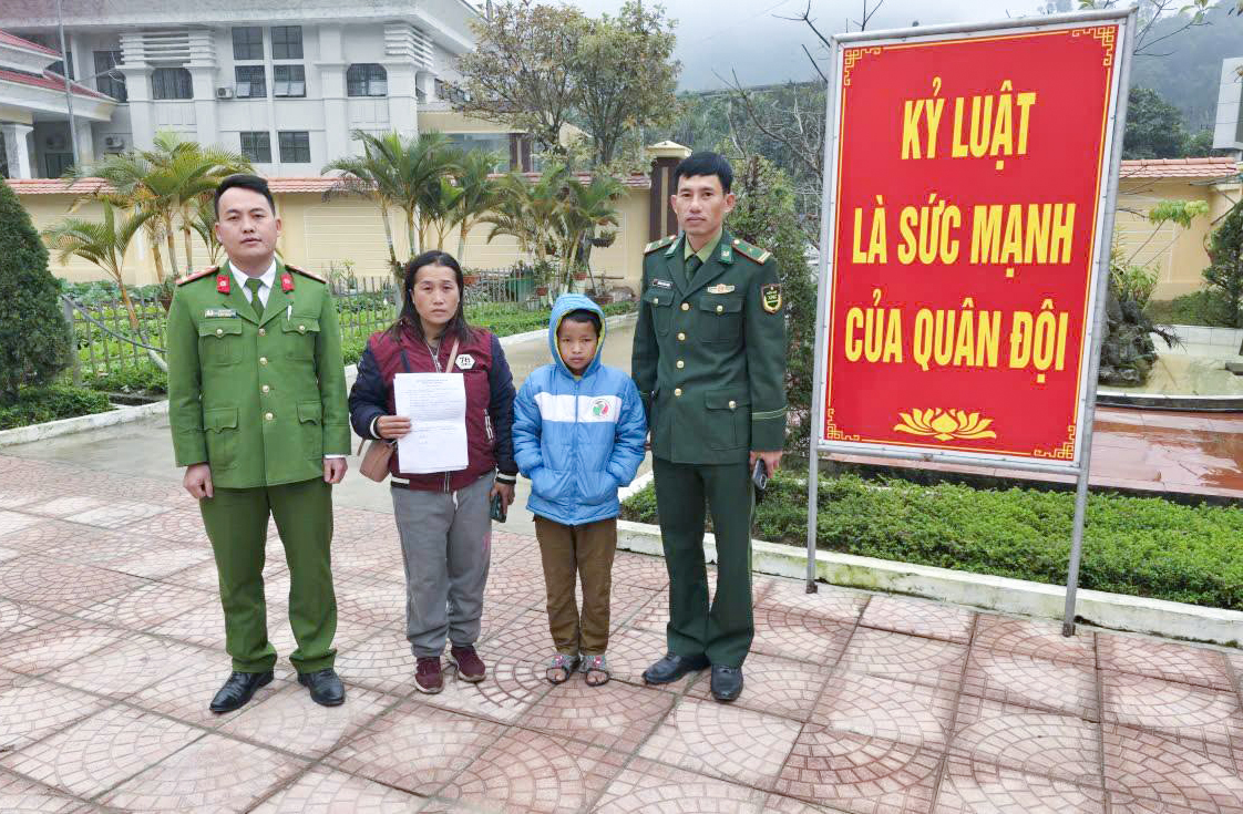 Cháu Xồng Cồ Lỉ được bàn giao cho người thân - Ảnh công an cung cấp