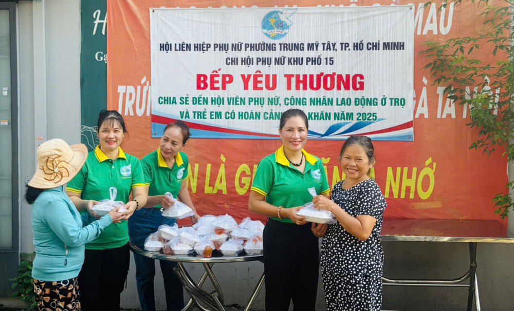 Những suất ăn nghĩa tình từ “Bếp yêu thương” của hội được trao đến tay người cần - Ảnh: Hội LHPN phường Trung Mỹ Tây