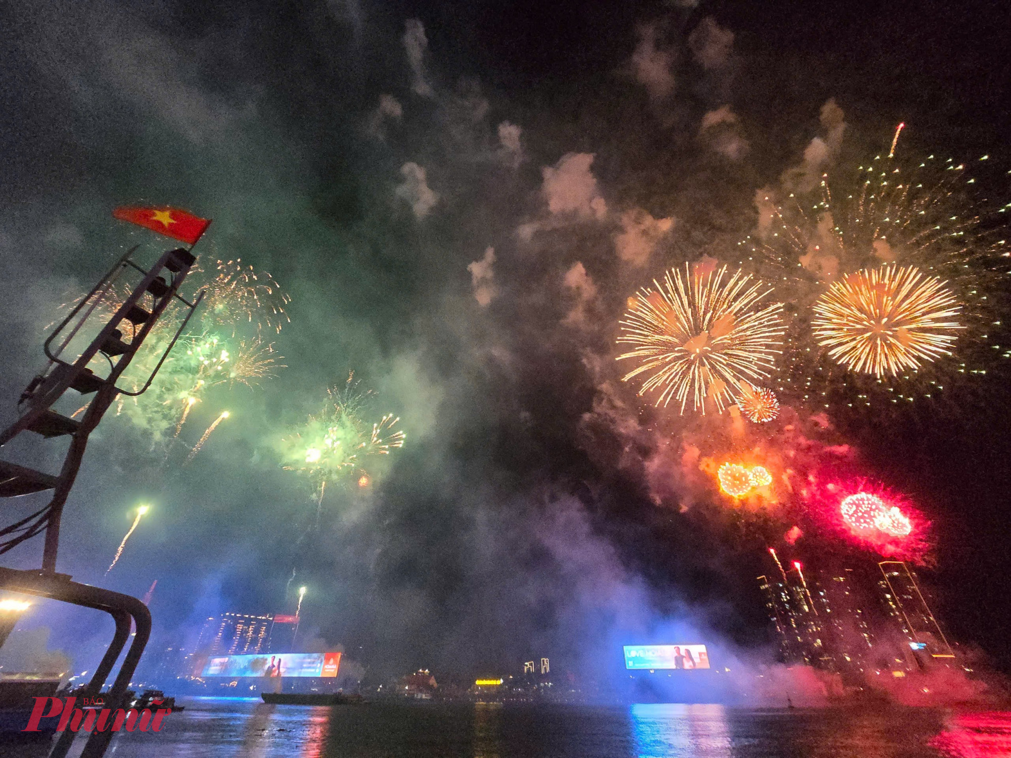 Chương trình bắn pháo hoa kéo dài 15 phút, gồm 3 điểm tầm cao và 3 điểm tầm thấp, phục vụ người dân, du khách đón thời khắc chuyển giao sang năm 2026 - Ảnh: Khải Ân