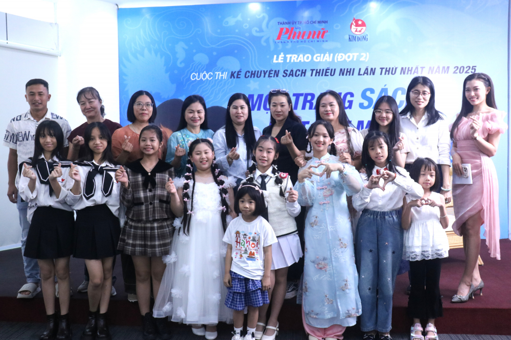 Các thí sinh đạt giải chụp ảnh lưu niệm để ghi lại khoảnh khắc đáng nhớ