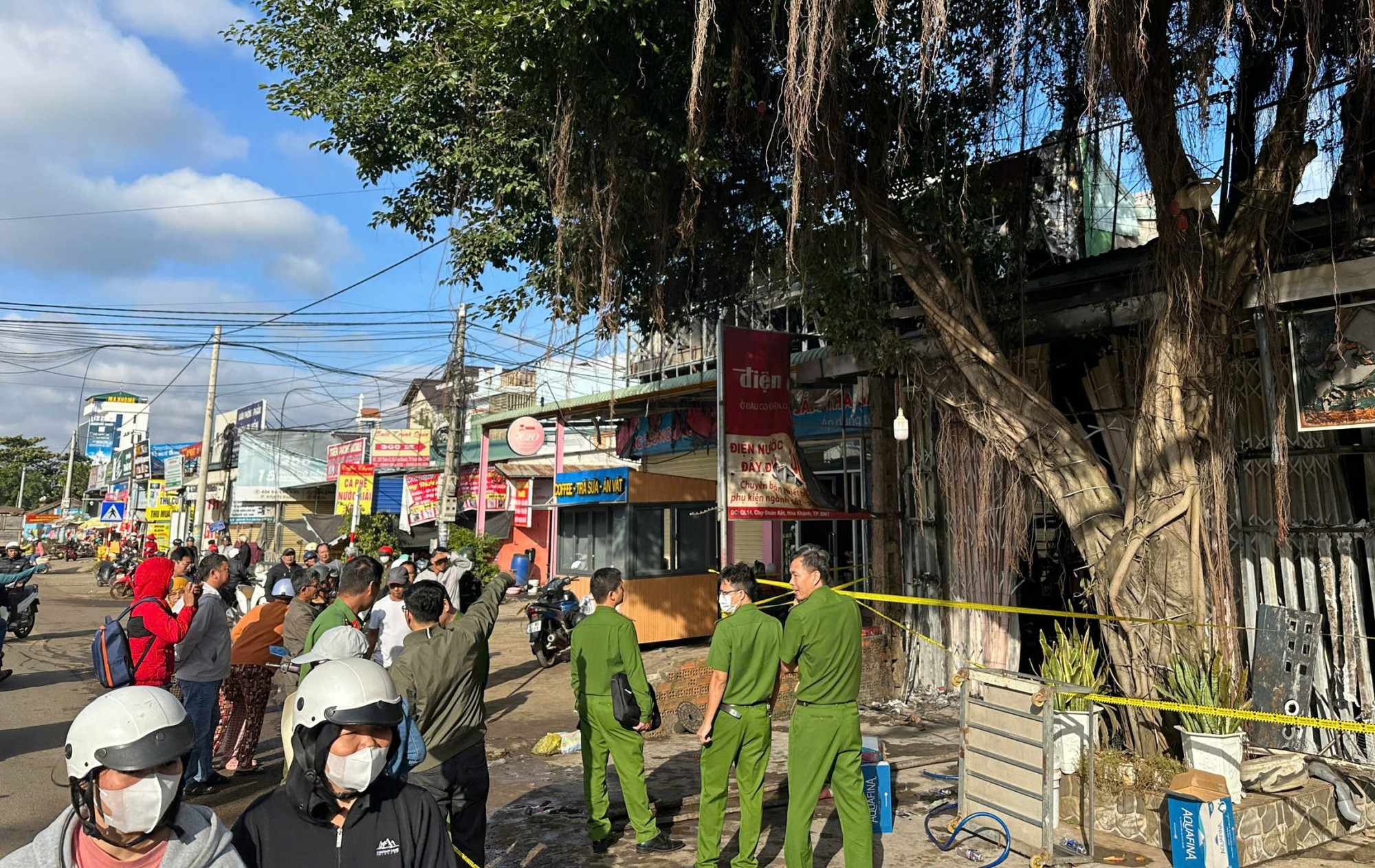 Lực lượng chức năng đang khám nghiệm hiện trường, làm rõ nguyên nhân vụ hỏa hoạn - Ảnh: B.X.