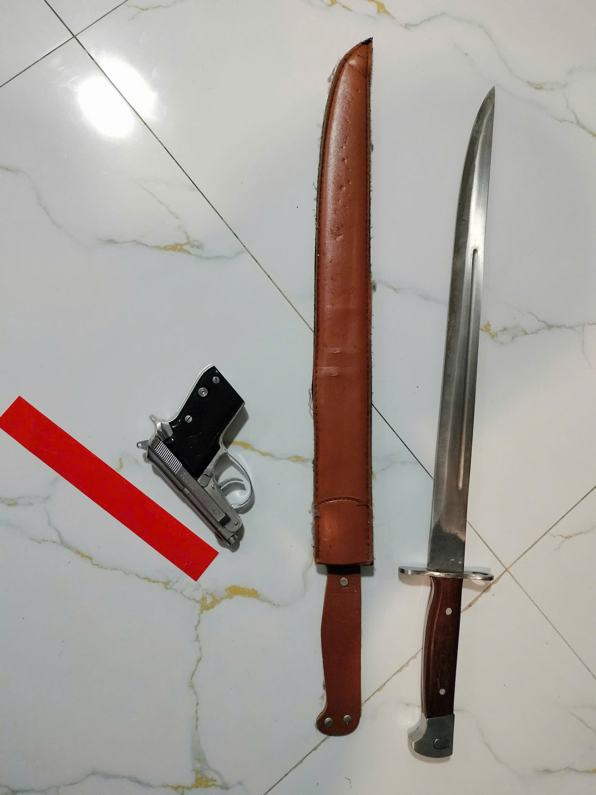 Tang vật cảnh sát thu giữ. Ảnh: CA