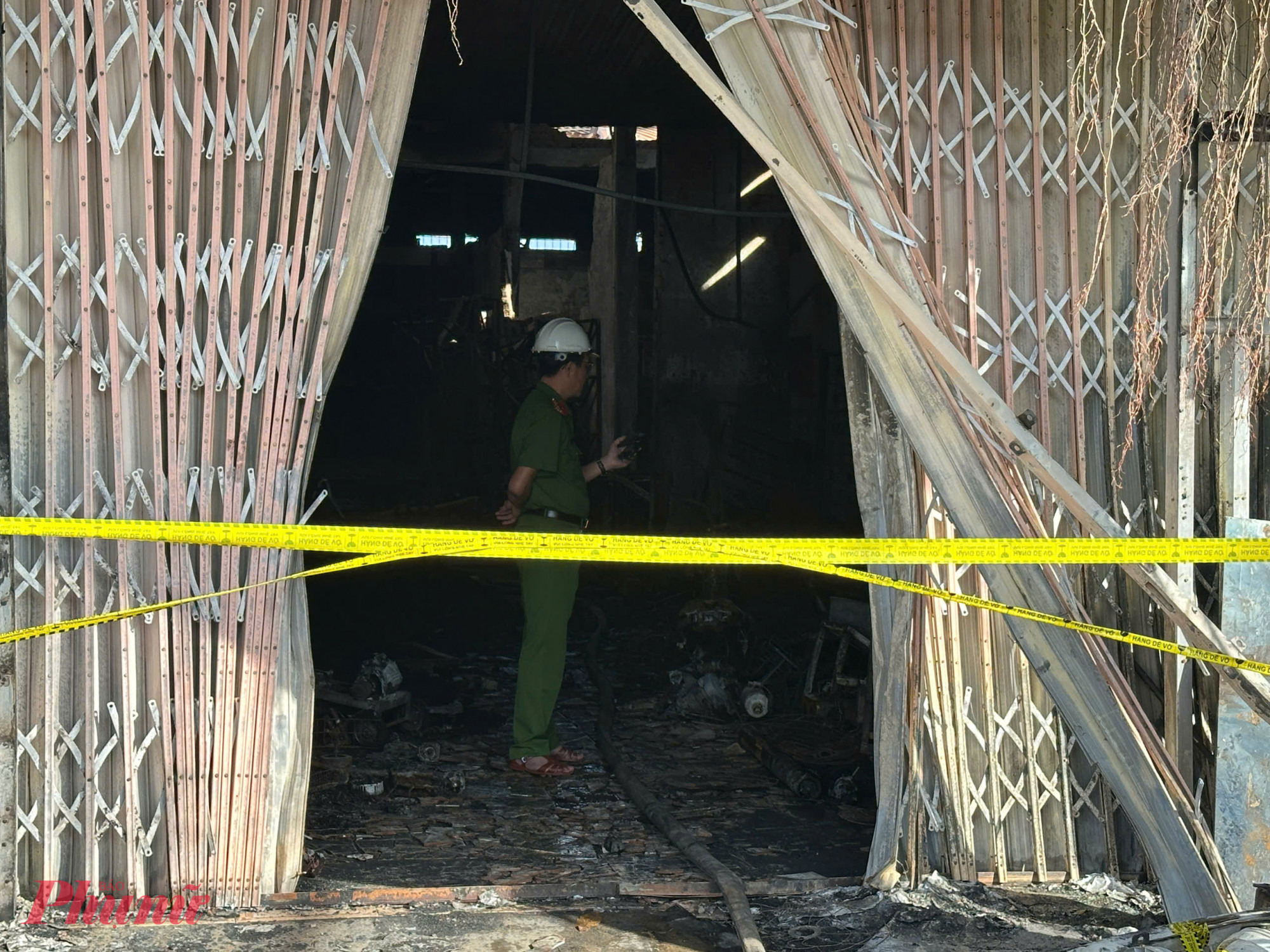 Lực lượng công an đang khẩn trương khám nghiệm hiện trường bên trong căn nhà bị cháy.