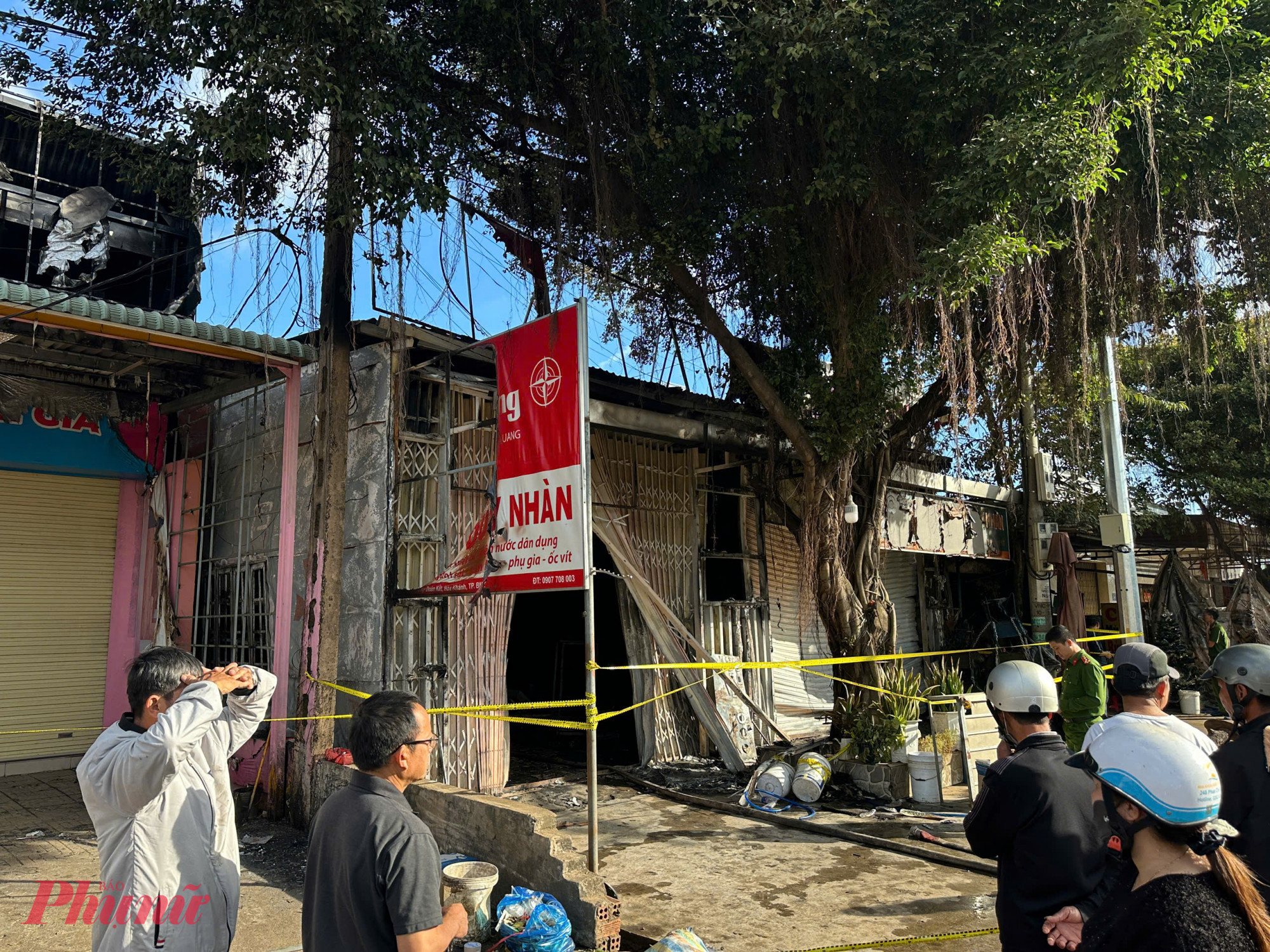 người dân dùng các vòi nước và búa đập cửa nhà anh D. Tuy nhiên, nước yếu, cửa nhà là cửa cuốn và khóa trong nên việc chữa cháy không hiệu quả. Ít phút sau, ngọn lửa bùng cháy dữ dội ở nửa phía trước căn nhà. Lực lượng cứu hỏa cũng có mặt nhưng căn nhà rộng, nhiều vật dụng dễ cháy nên việc dập lửa gặp nhiều khó khăn.