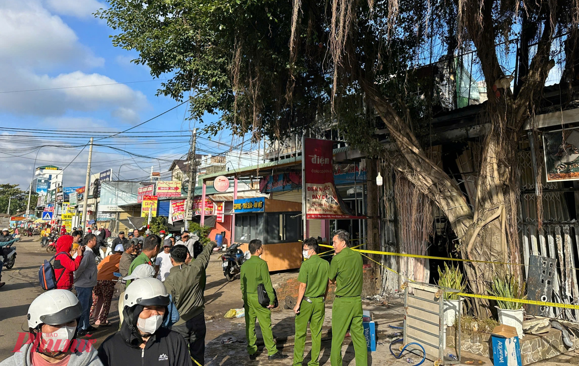 Hơn 9g sáng 27/12, Cơ quan chức năng tỉnh Đắk Lắk đang tổ chức khám nghiệm hiện trường, điều tra nguyên nhân vụ cháy nhà khiến 4 người trong một gia đình tử vong xảy ra tại thôn Đoàn Kết (xã Hòa Phú, tỉnh Đắk Lắk).