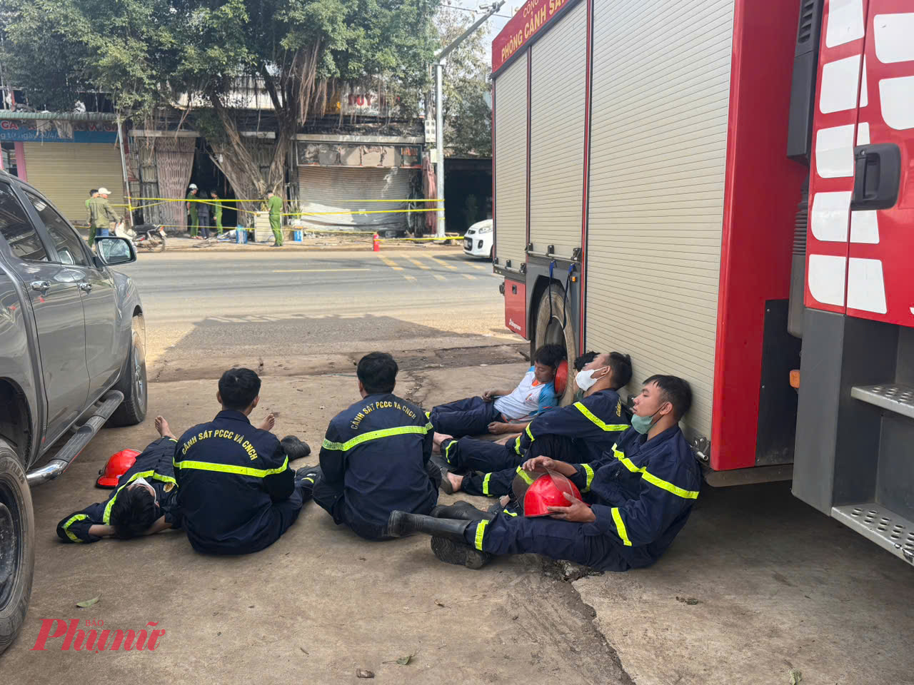 Sau khi tham gia cứu hộ, dập tắt đám cháy, lực lượng cứu hộ đã thấm mệt.