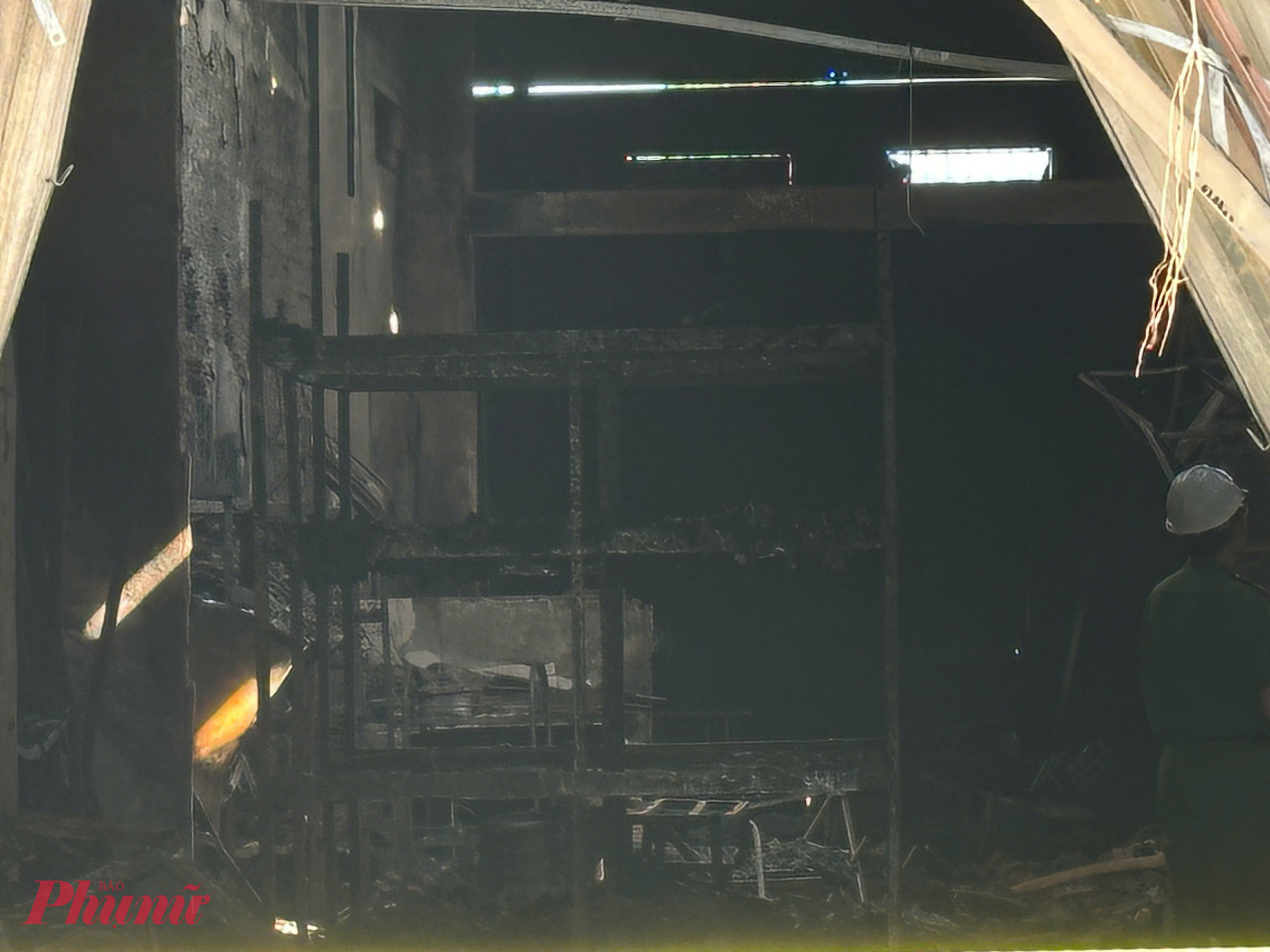 Bên trong căn nhà, mọi vật dụng bị thiêu rụi. 