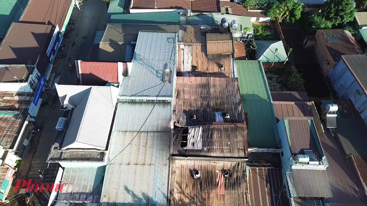 Trên mái nhà, tôn bị cháy xém, hư hỏng.