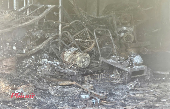 Nhiều thiết bị điện nước bị cháy xém. 