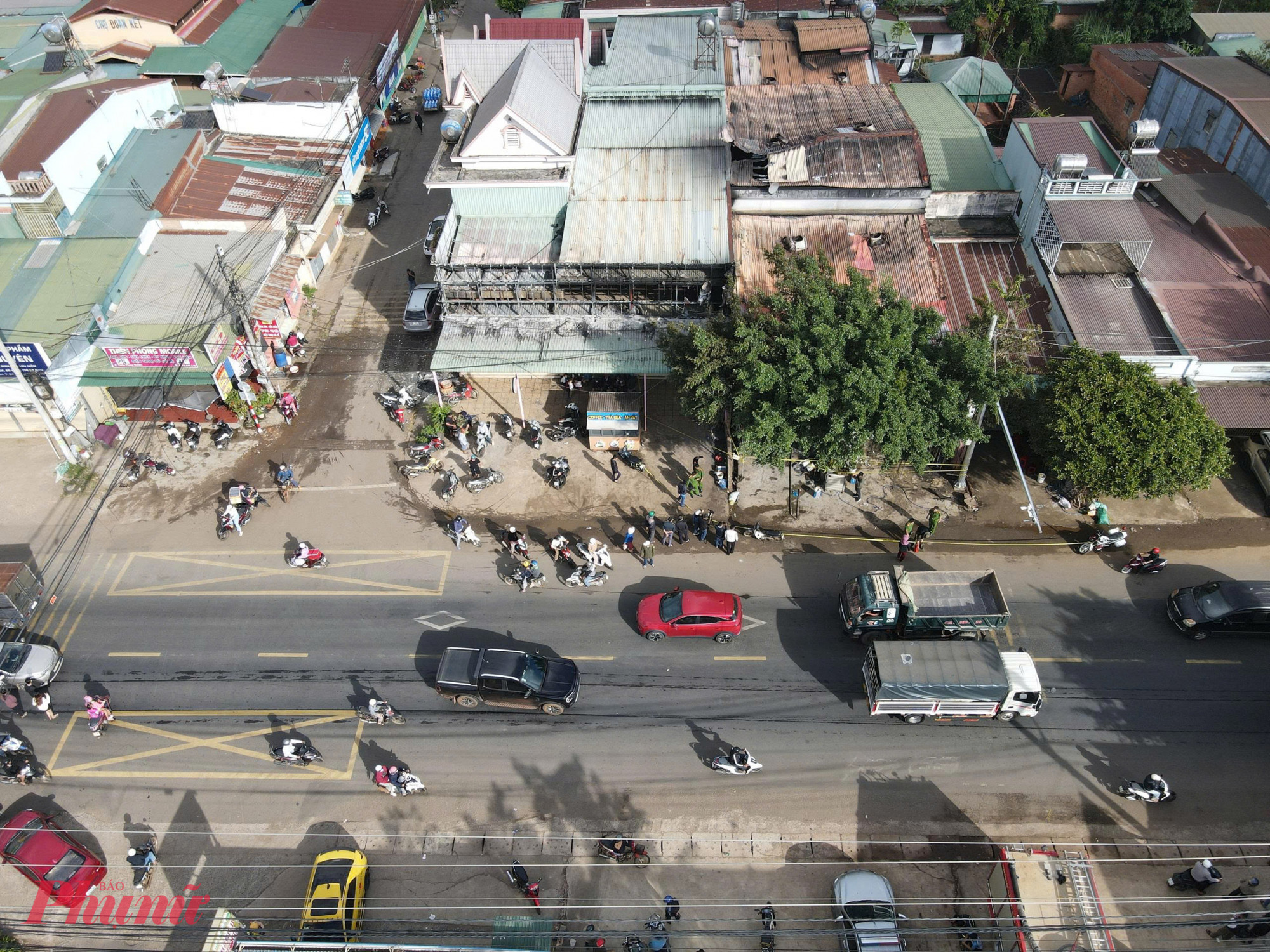 Không khí tang thương bao trùm tại khu vực xảy ra vụ cháy nhà. 