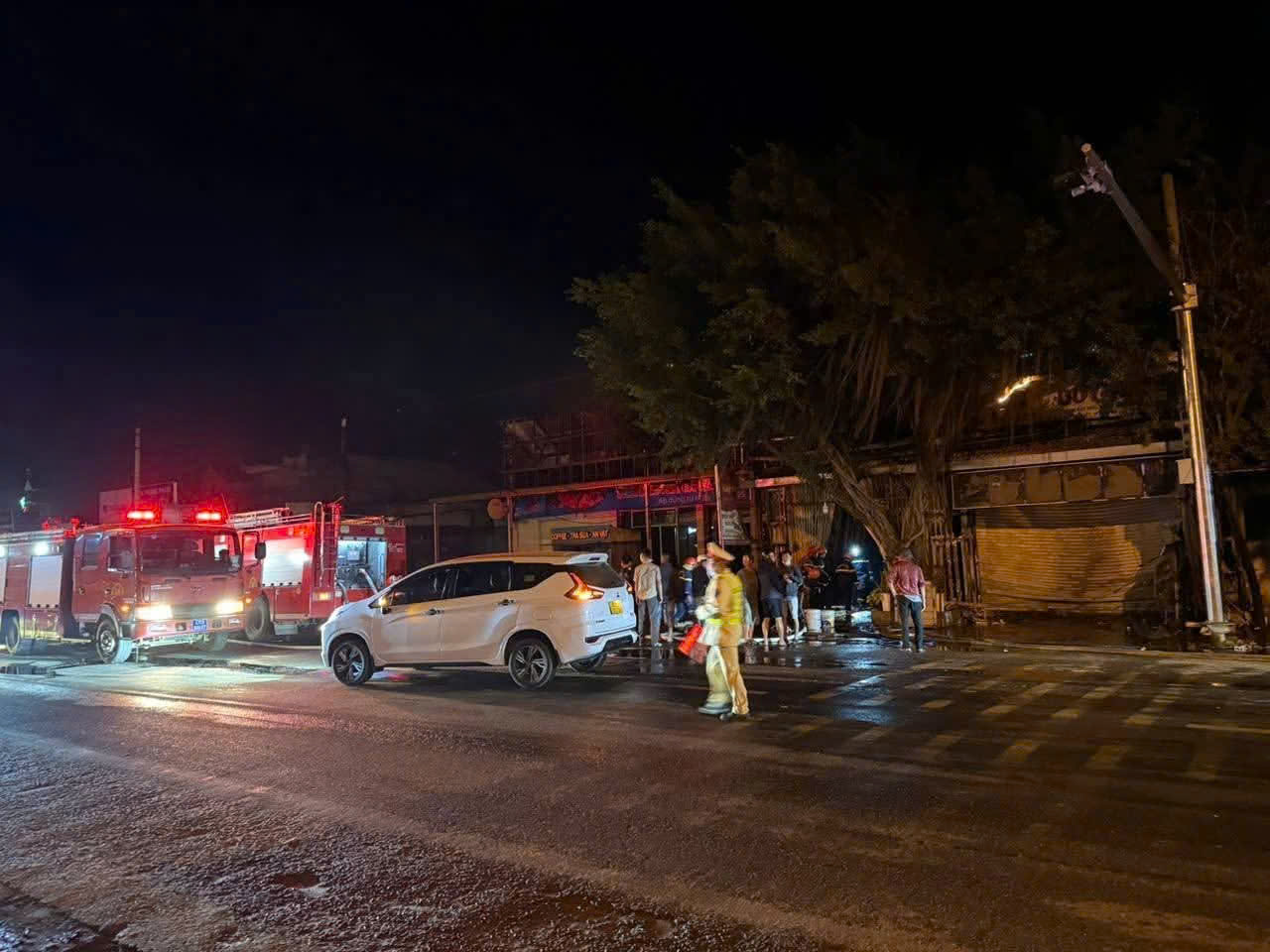 Lực lượng chức năng có mặt tại hiện trường để tổ chức cứu nạn cứu hộ - Ảnh: N.H.