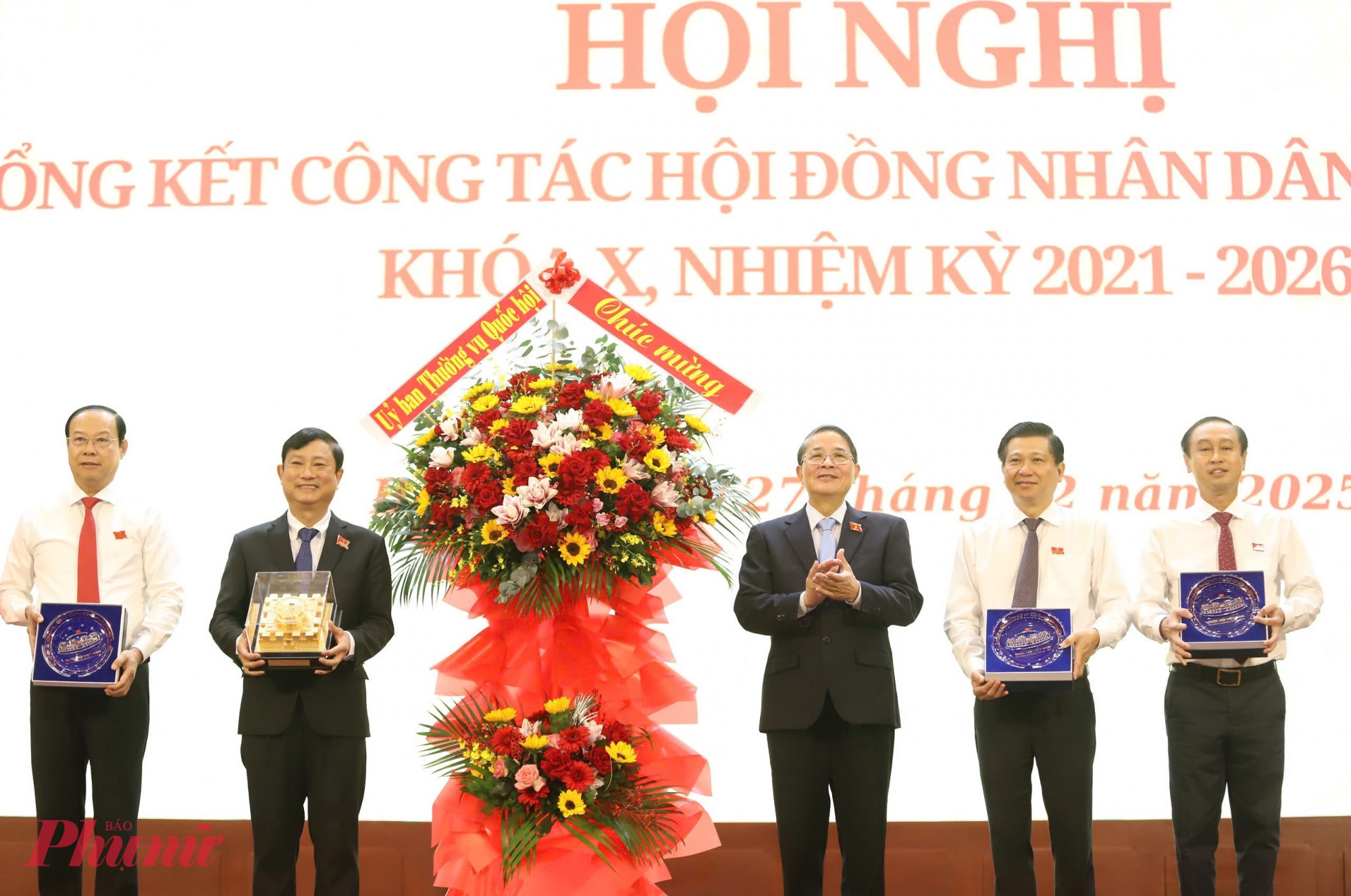 Ông Nguyễn Đức Hải - Ủy viên Trung ương Đảng, Phó chủ tịch Quốc hội tặng hoa chúc mừng Hội nghị Hội nghị tổng kết công tác HĐND TPHCM khóa X  - Ảnh: Thanh Tâm