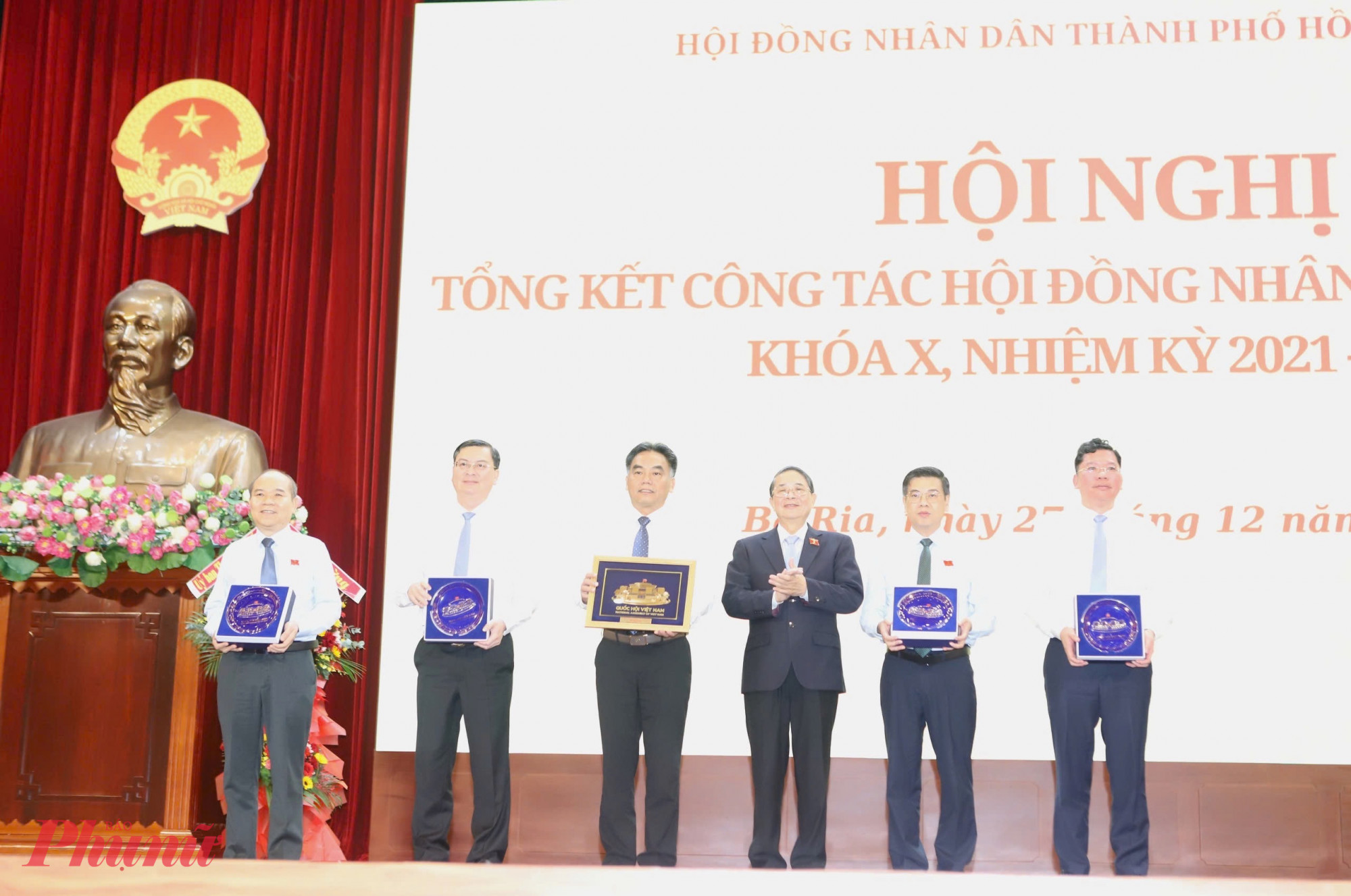 hó Chủ tịch Quốc hội tặng quà của Uỷ Ban Thường vụ Quốc hội cho Thường trực UBND TPHCM - Ảnh: Thanh Tâm