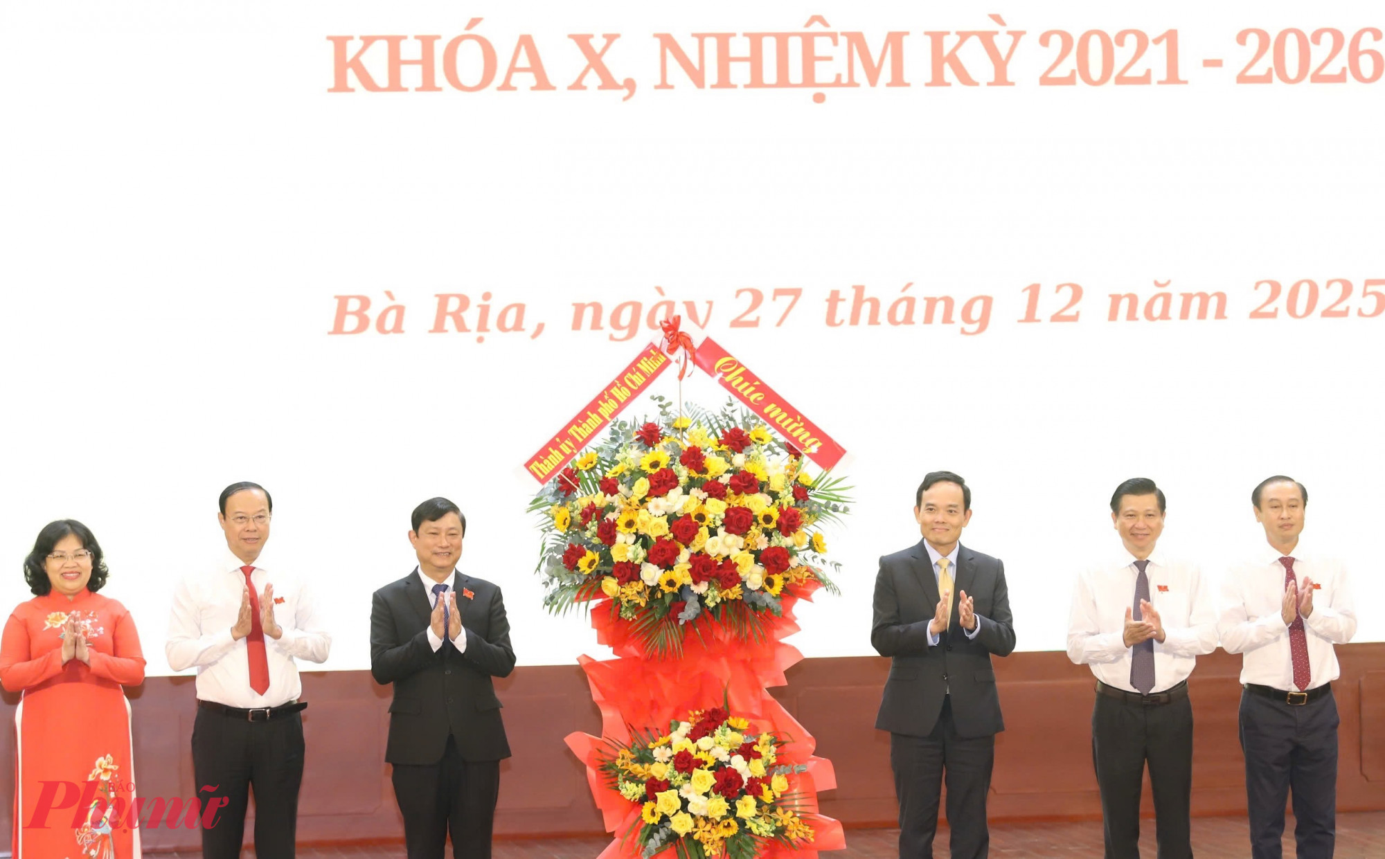 Ông Trần Lưu Quang - Bí thư Trung ương Đảng, Bí thư Thành ủy TPHCM tặng hoa chúc mừng Hội nghị Hội nghị tổng kết công tác HĐND TPHCM khóa X 