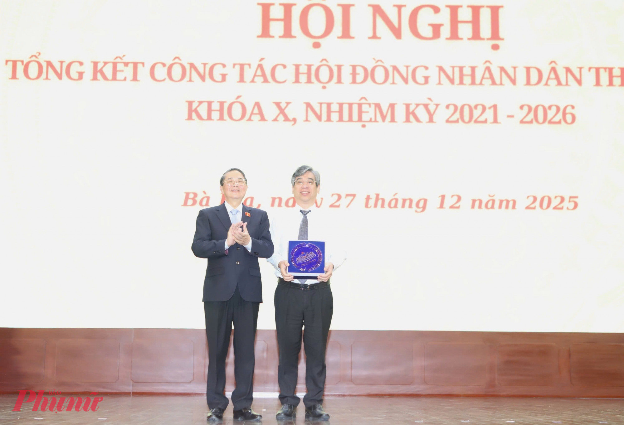 hó Chủ tịch Quốc hội tặng quà của Uỷ Ban Thường vụ Quốc hội cho Uỷ ban MTTQ Việt Nam TPHCM - Ảnh: Thanh Tâm