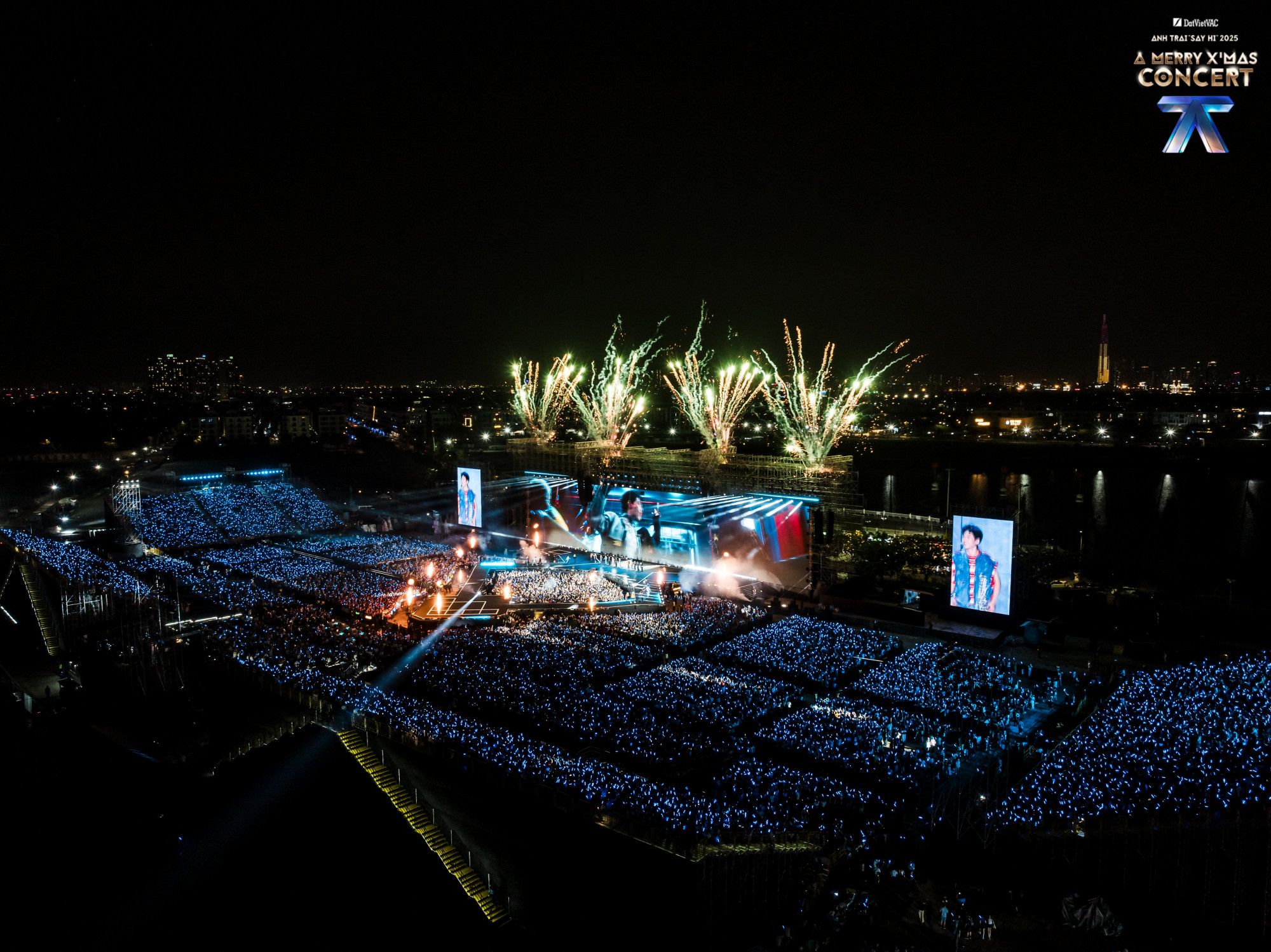 Cả sân khấu như bùng nổ.