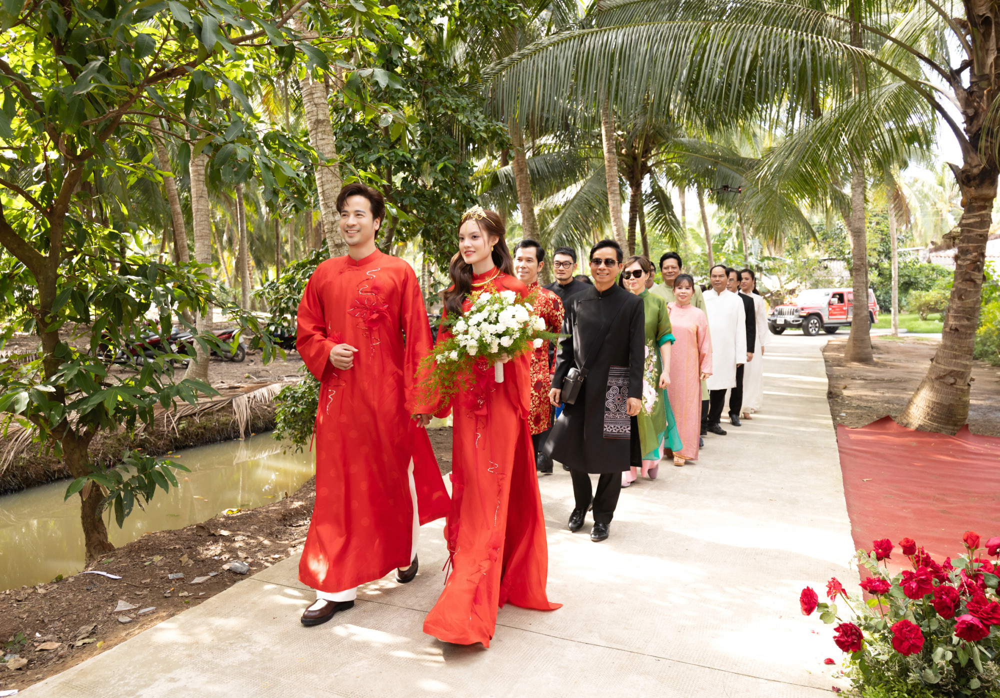 Sáng cùng ngày, diễn viên Đoàn Minh Tài thực hiện nghi lễ rước dâu từ TPHCM về. Hai vợ chồng diện áo dài do NTK Linh San thực hiện.