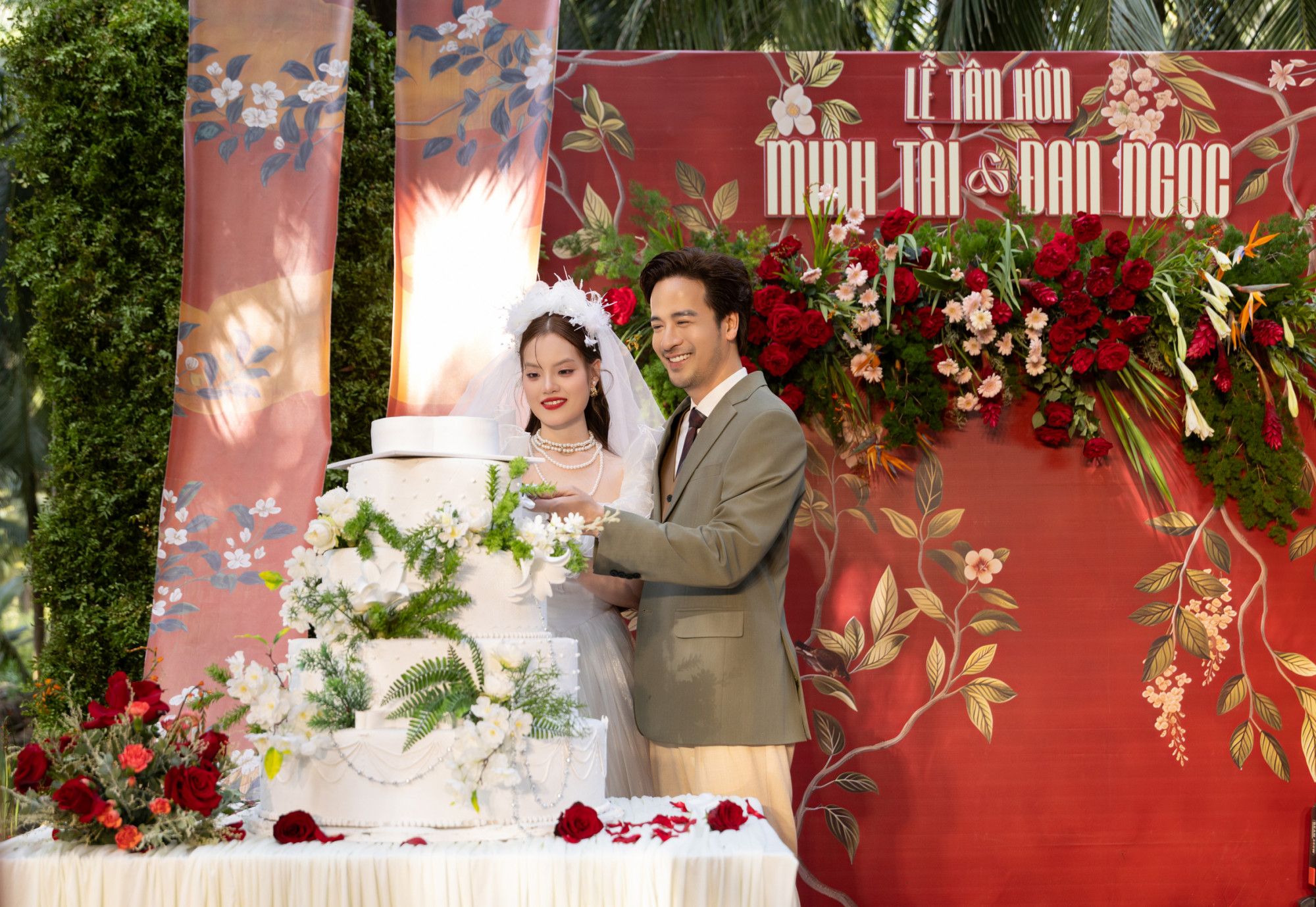 Các nghi thức như cắt bánh, rót rượu đều được thực hiện giữa vườn dừa.