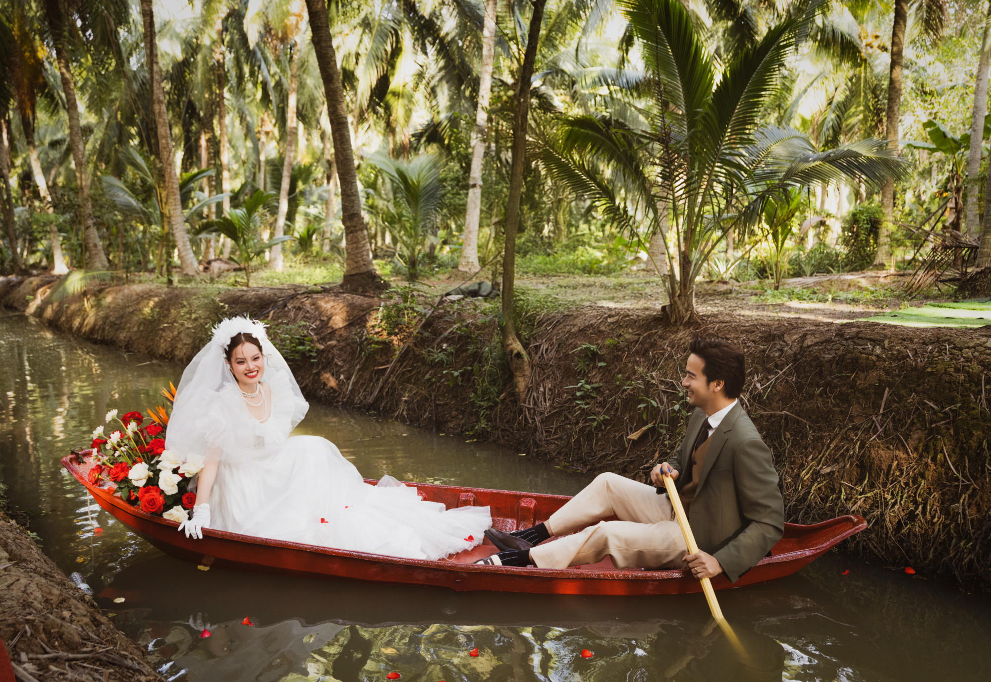 Tiệc cưới diễn ra giữa không gian vườn dừa xanh mát, một trong những nét đặc trưng của quê hương nam diễn viên. 