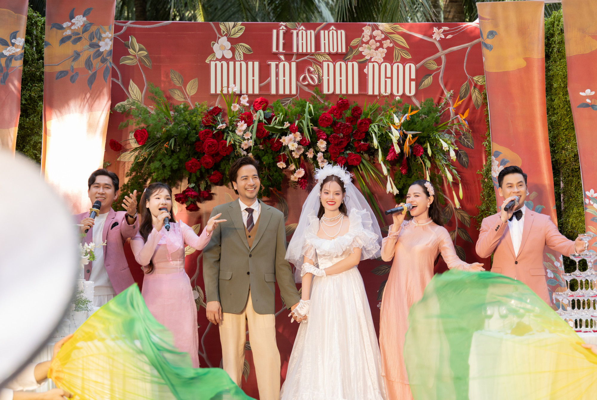 Nhiều bạn bè, đồng nghiệp của chú rể cũng có mặt tại đây để chia vui như: ca sĩ Huỳnh Thật, ca sĩ - diễn viên Hiền Trang, hoa hậu - diễn viên Phan Thị Mơ, MC - diễn viên Ngô Phương Anh… 