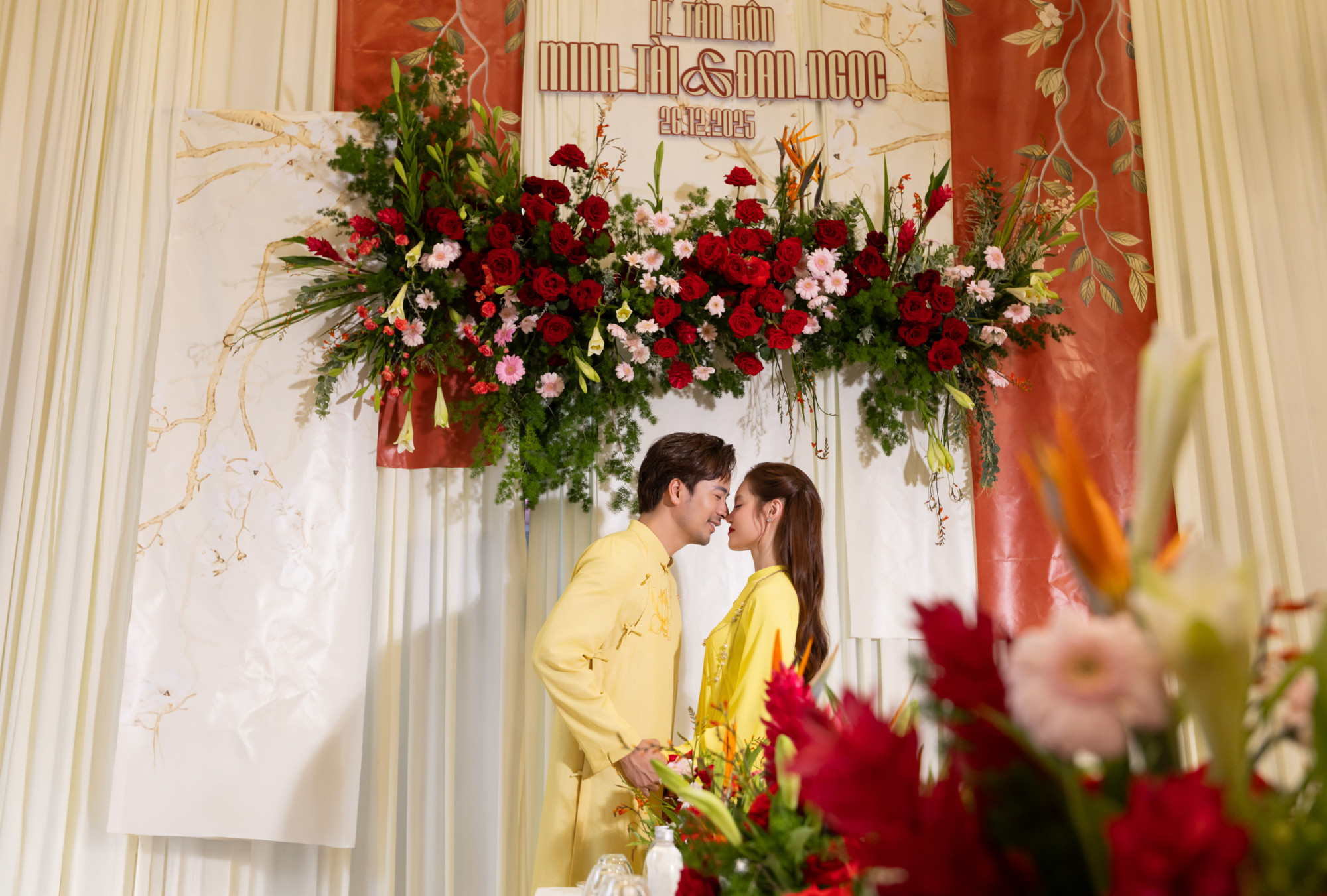 Trước đó vào tối 25/12, cặp đôi tổ chức tiệc tại TPHCM chiêu đãi bạn bè, người quen, đồng nghiệp. Đoàn Minh Tài là diễn viên quen mặt với khán giả truyền hình, sân khấu. 